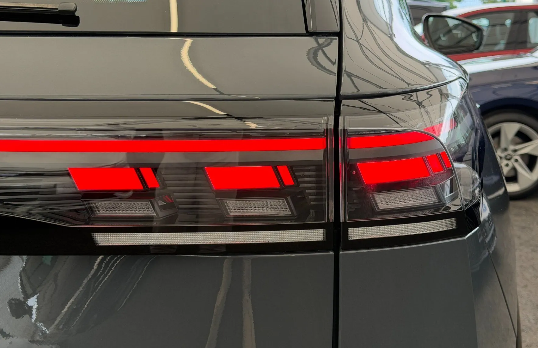 Zunanja slika - Volkswagen Tiguan - 4JOY 2.0TDI DSG SLO 1.Lastnik BLACK STYLE-PANORAMA - 5