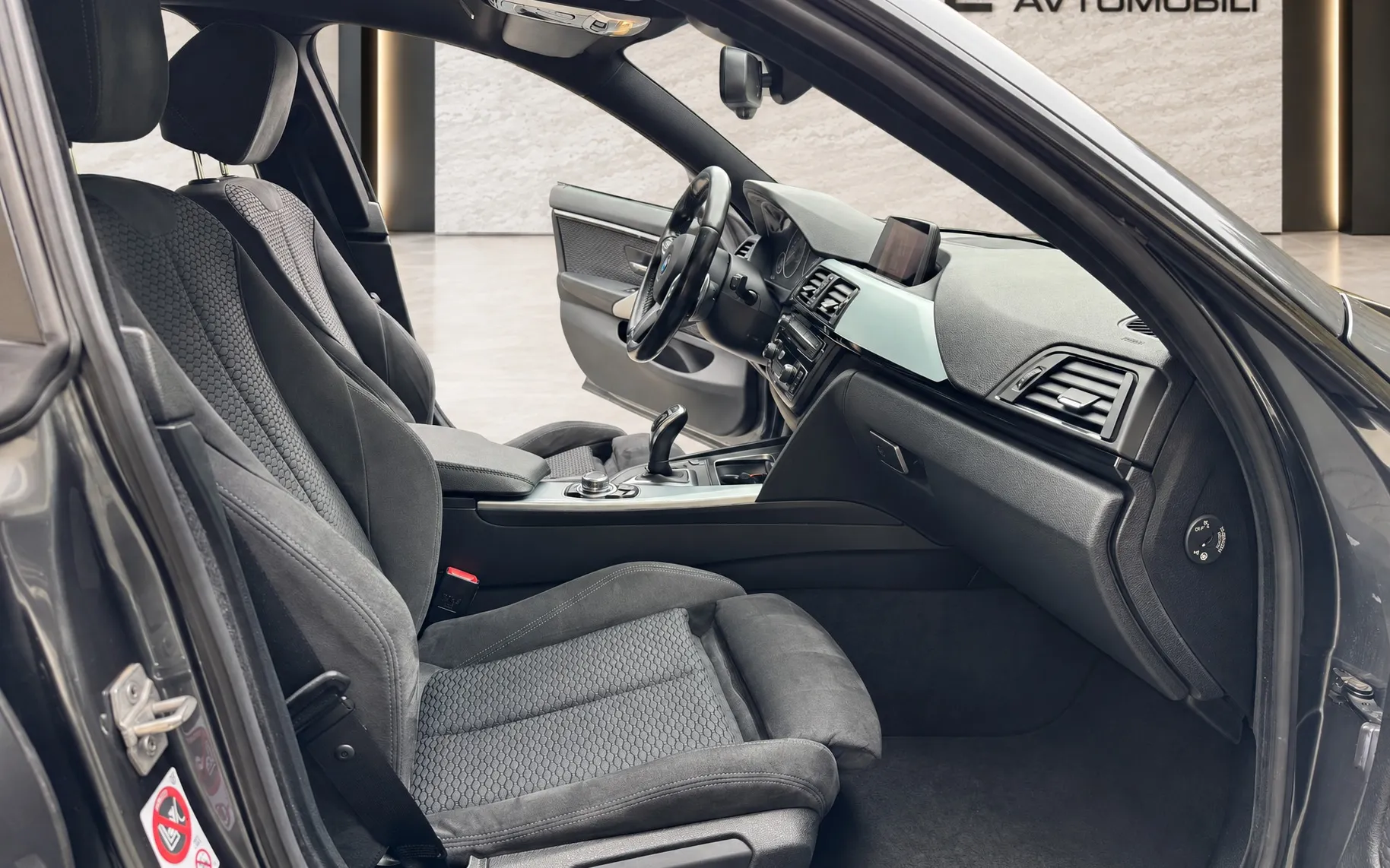 Notranja slika - BMW serija 4 Gran Coupe: - 420d xDrive  M Sport -NAVI-MEMORY-PDC-ALU- - 10
