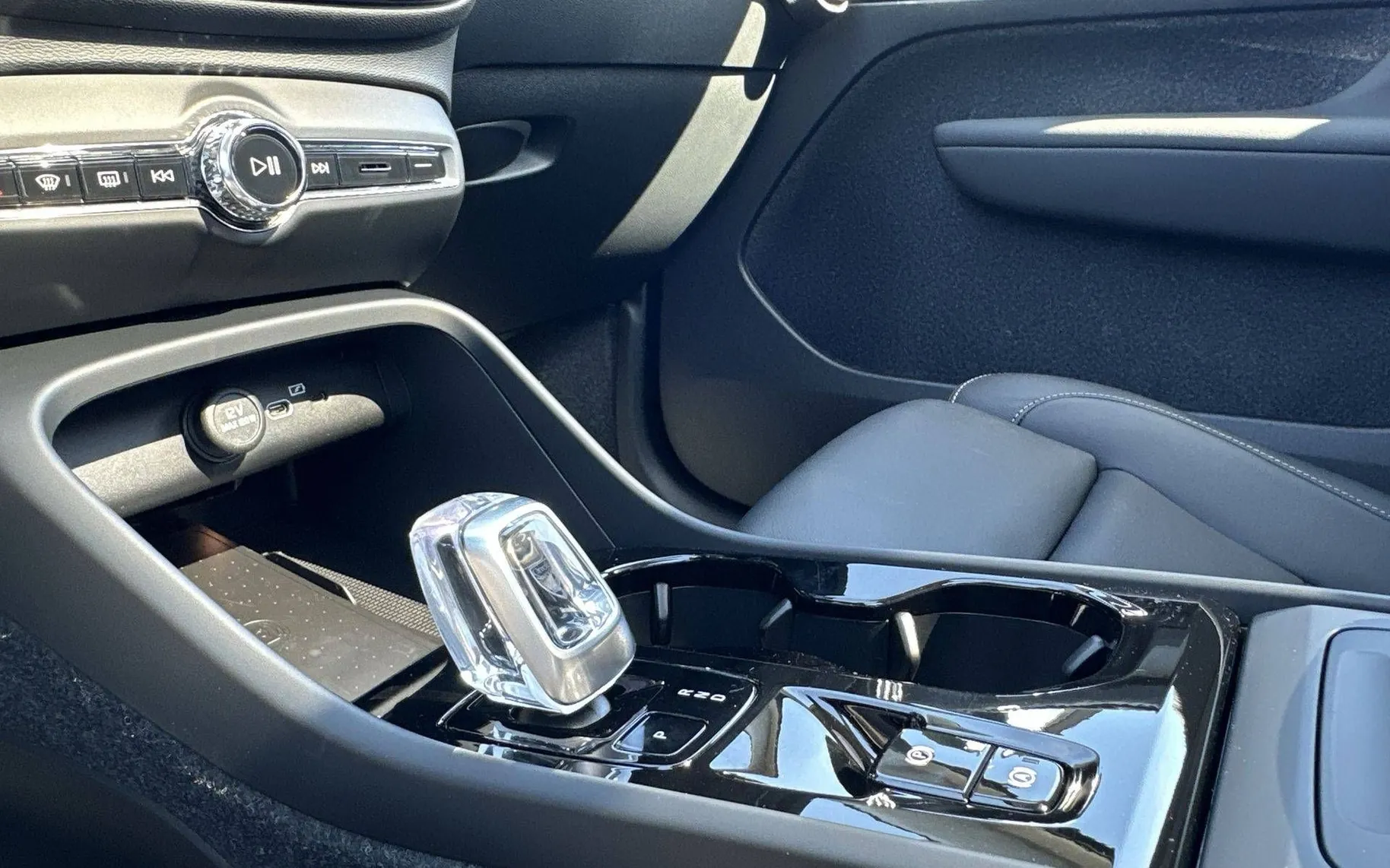 Notranja slika - Volvo XC40 - B4P Ultra Dark Avt. - 20