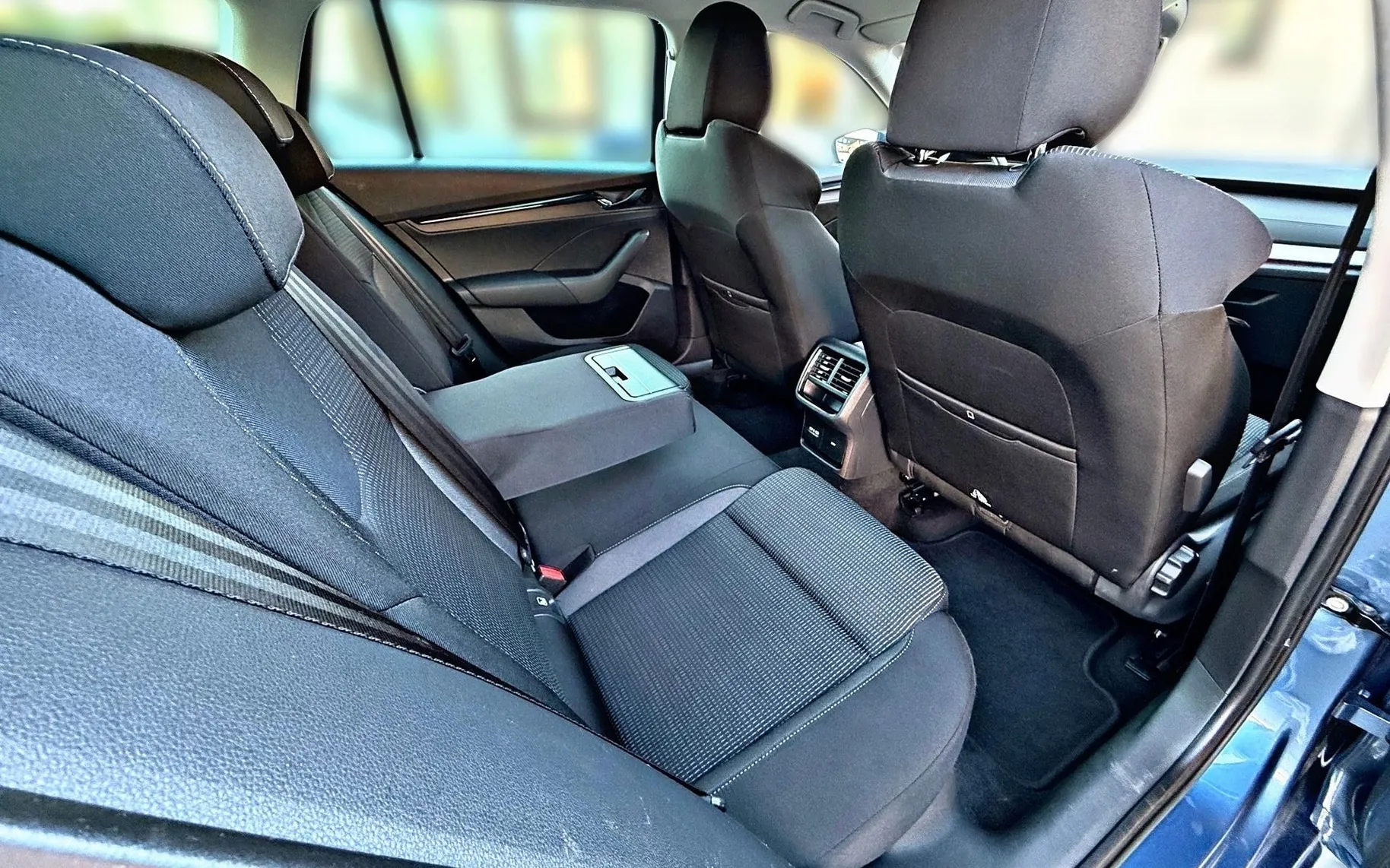 Notranja slika - Škoda Octavia - Combi 2.0 TDI DSG-VIRTUAL-LED-AMBIENT-1.LASTNIK - 9
