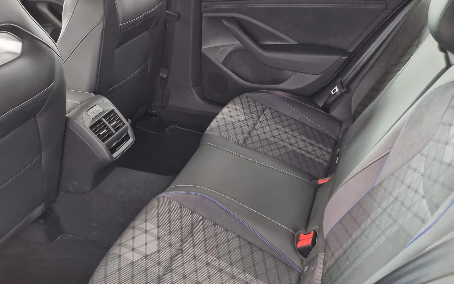 Notranja slika - Volkswagen Passat - Variant 1.5 eTSI R-Line DSG 110kW - 10