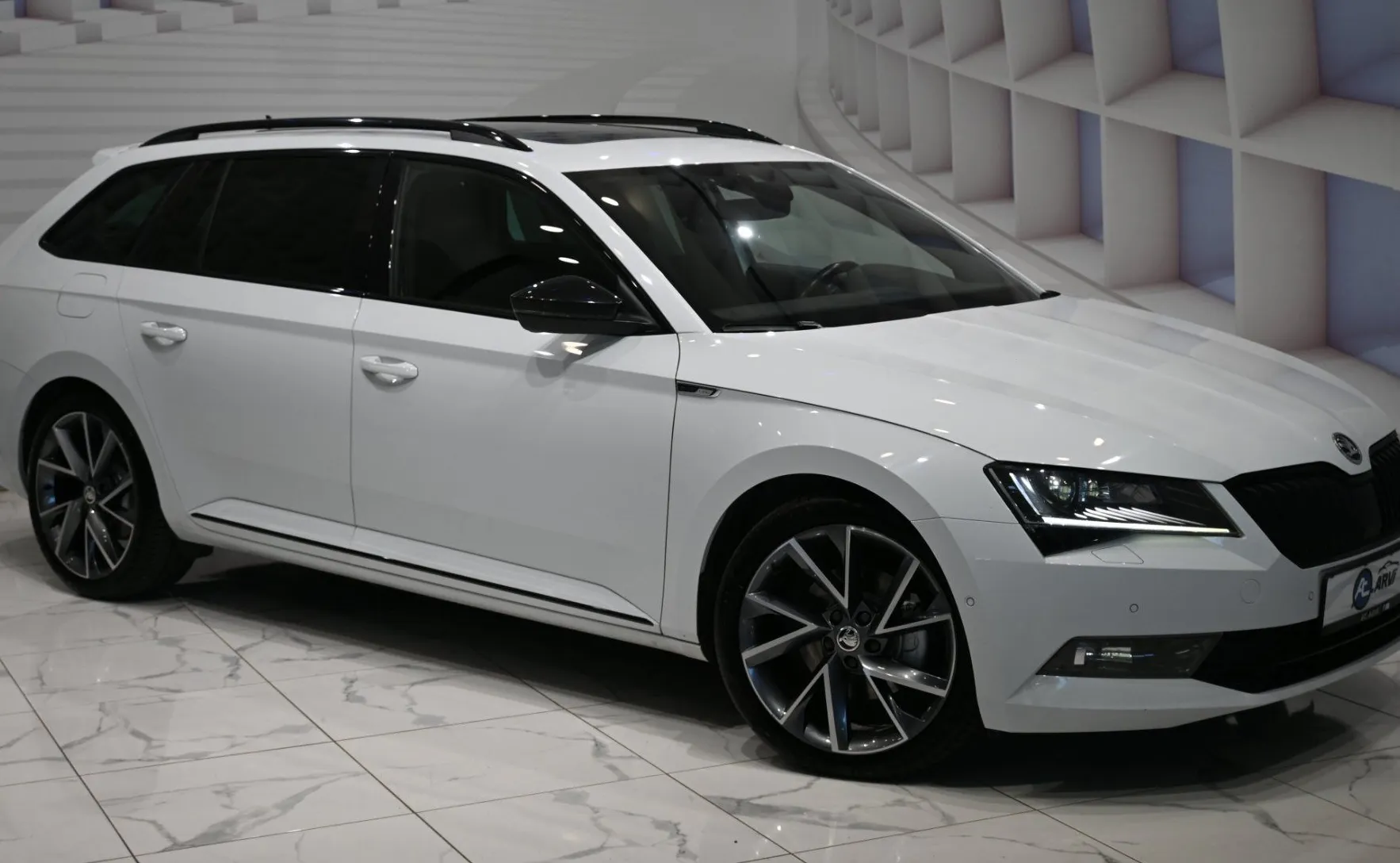 Zunanja slika - Škoda Superb - Combi 4x4 2.0 TDI SportLine DSG-RADAR-DCC-KLJUKA - 7