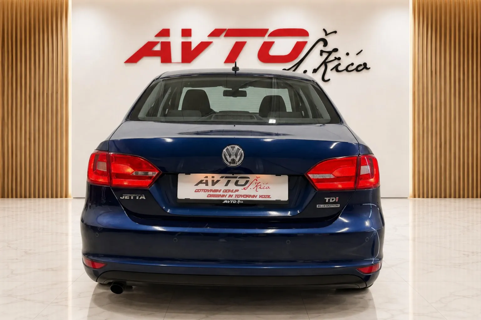 Notranja slika - Volkswagen Jetta - 1.6 TDI-TEMPOMAT-LIMO-PDC-SERVISNA-KNJ-ODLIČNA - 8