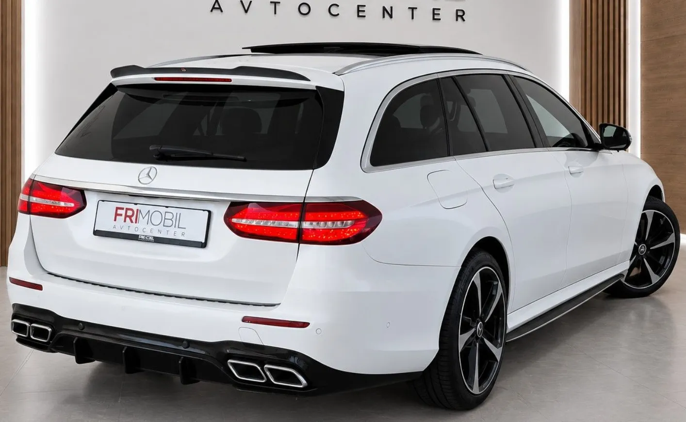 Zunanja slika - Mercedes-Benz E-Razred - 220d E63 LOOK•V8 SOUND•PANORAMA•BURMESTER•AMBIENT• - 3