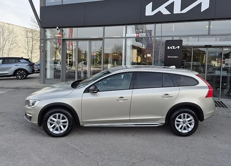 Zunanja slika - Volvo V60 Cross Country - D3 odličen avto po AKCIJSKI CENI   LEANPAY - 4