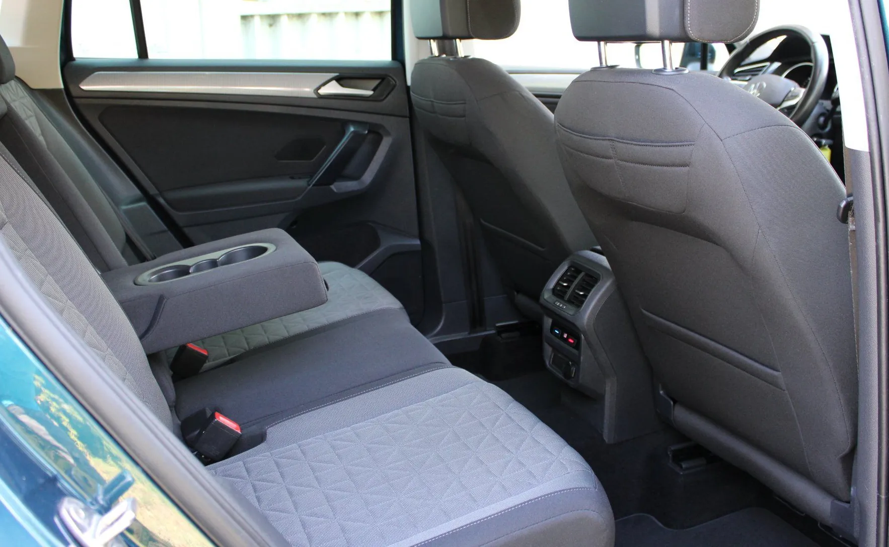 Zunanja slika - VW Tiguan - 2.0 TDI BMT Life DSG ALU LED PDC NOVI MODEL - 14