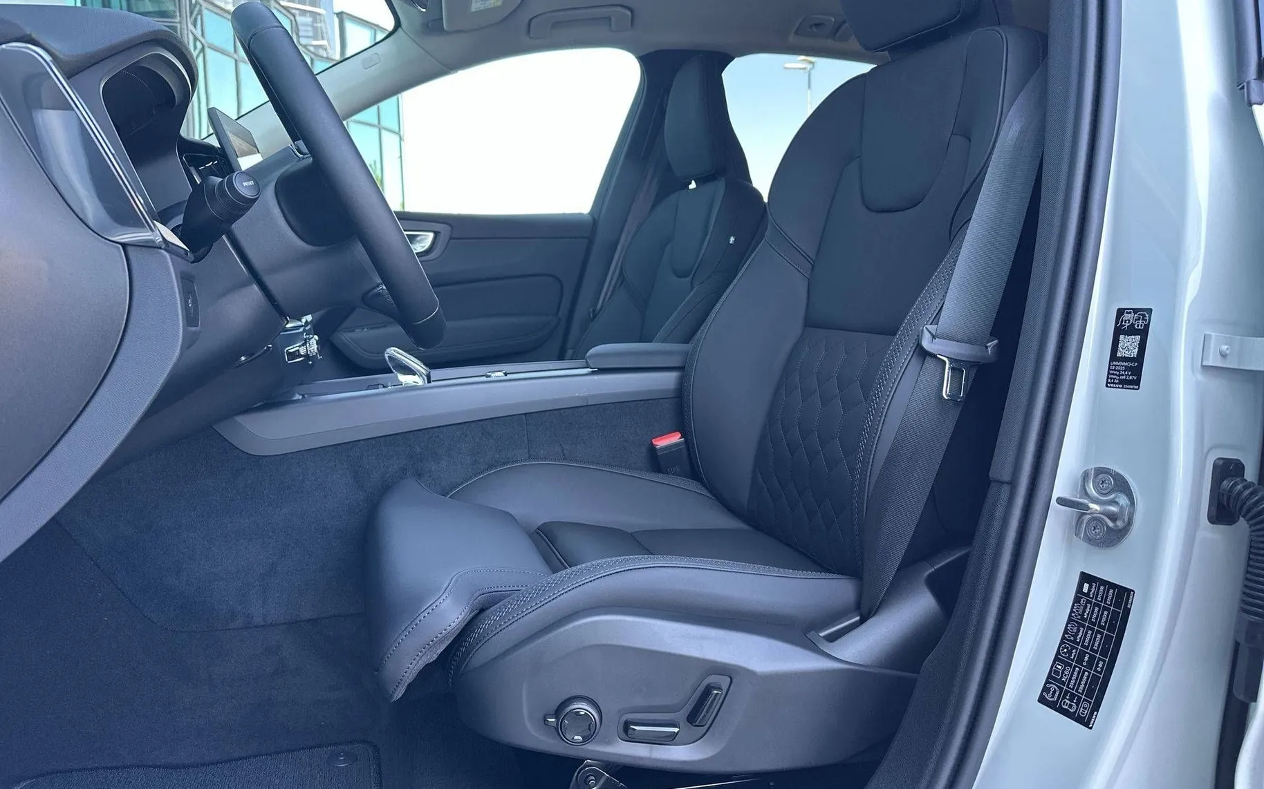 Notranja slika - Volvo XC60 - B5  P  AWD Plus Dark 3 leta garancije + 3 servisi - 10