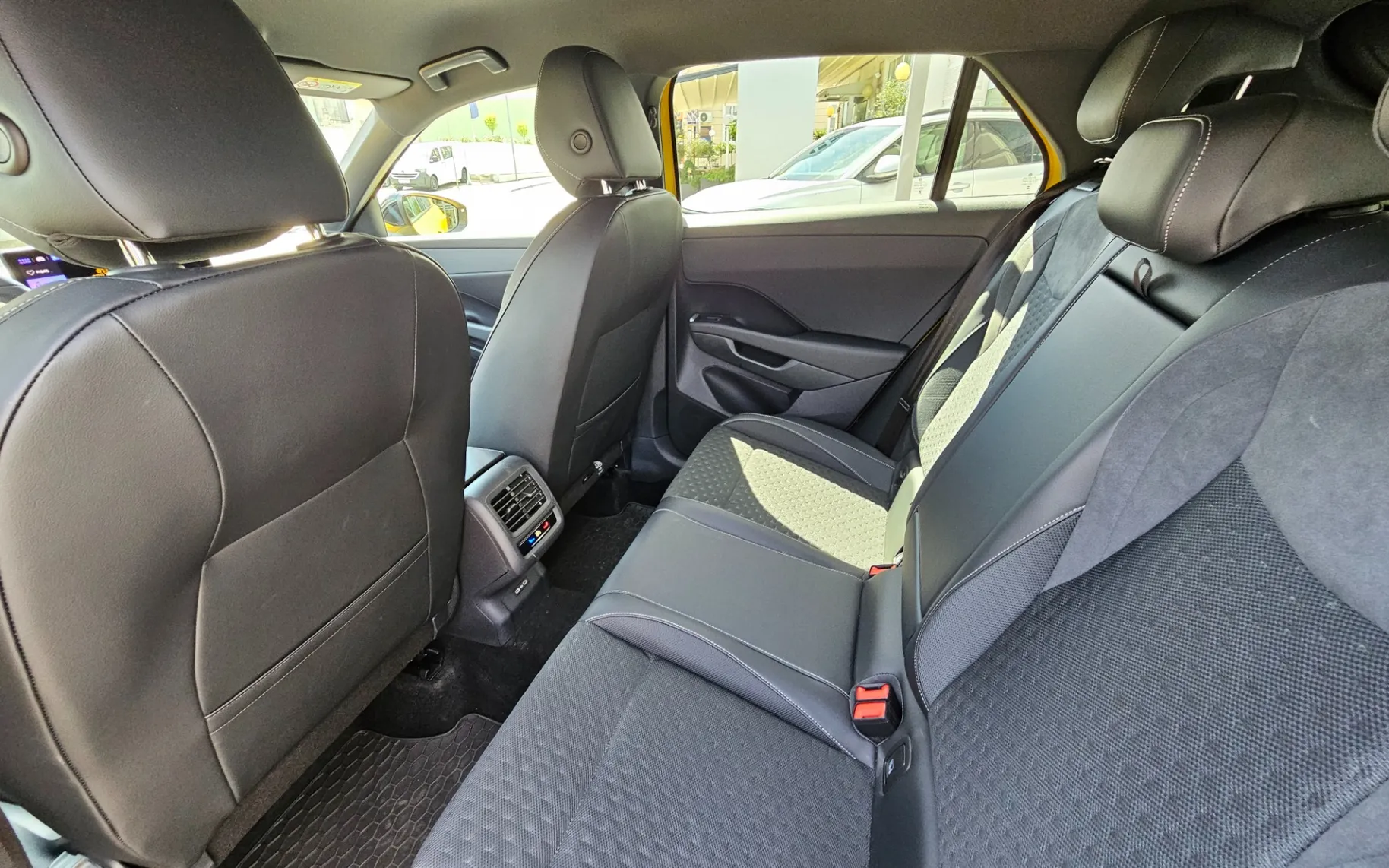 Zunanja slika - Volkswagen T-Roc - 1.5 eTSI R-Line DSG - 8