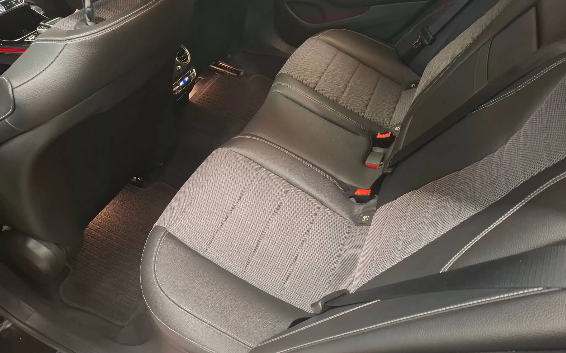 Notranja slika - Mercedes-Benz E-Razred - E 220 d SAMO 83000KM-1LASTNIK-SLO-FUL LED-ALU 20 - 10