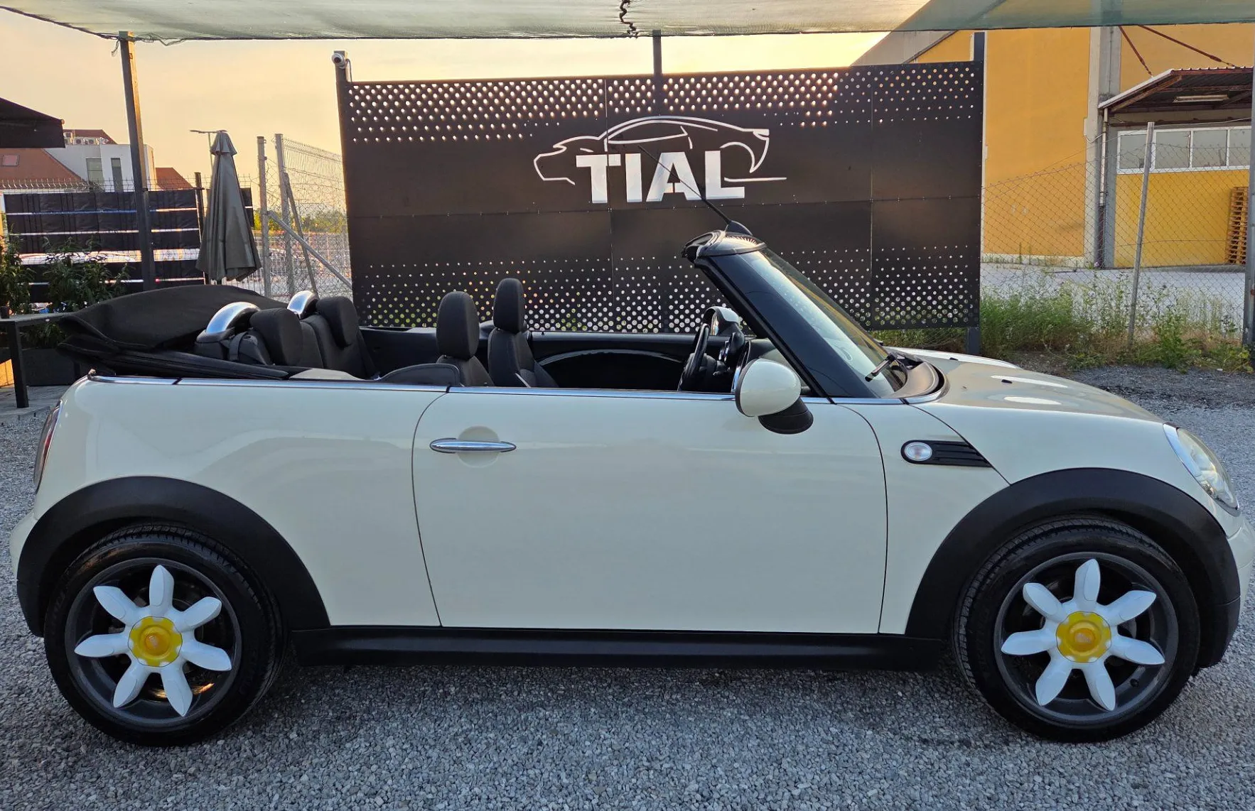 Zunanja slika - MINI Cabrio - One KLIMA-ALU17-BI XENON-USNJE-SERVISNA - 9