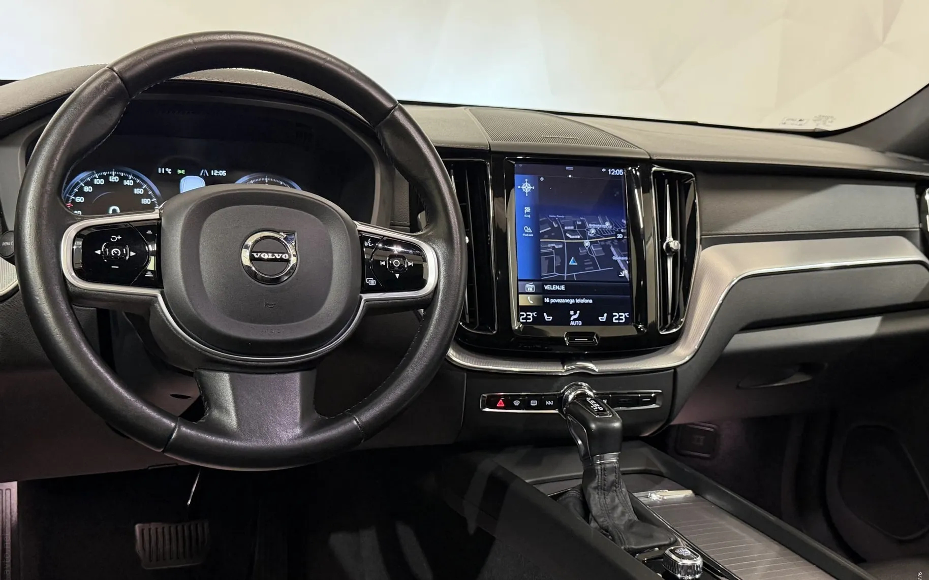 Notranja slika - Volvo XC60 - D4 4X4-INSCRIPTION-VIRTUAL-PANORAMA-KAMERA-HEAD UP - 11