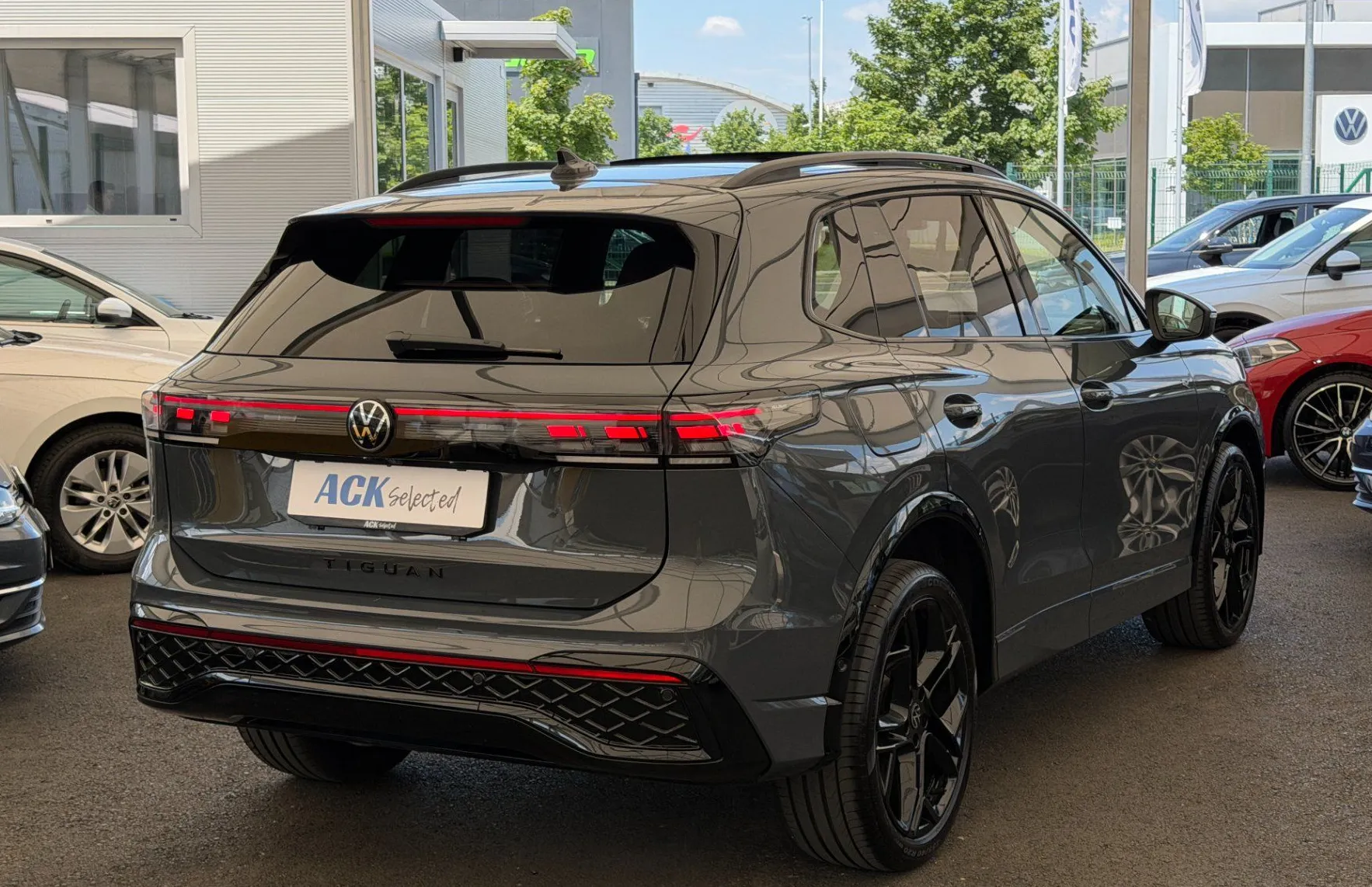 Zunanja slika - Volkswagen Tiguan - 4JOY 2.0TDI DSG SLO 1.Lastnik BLACK STYLE PANORAMA - 6