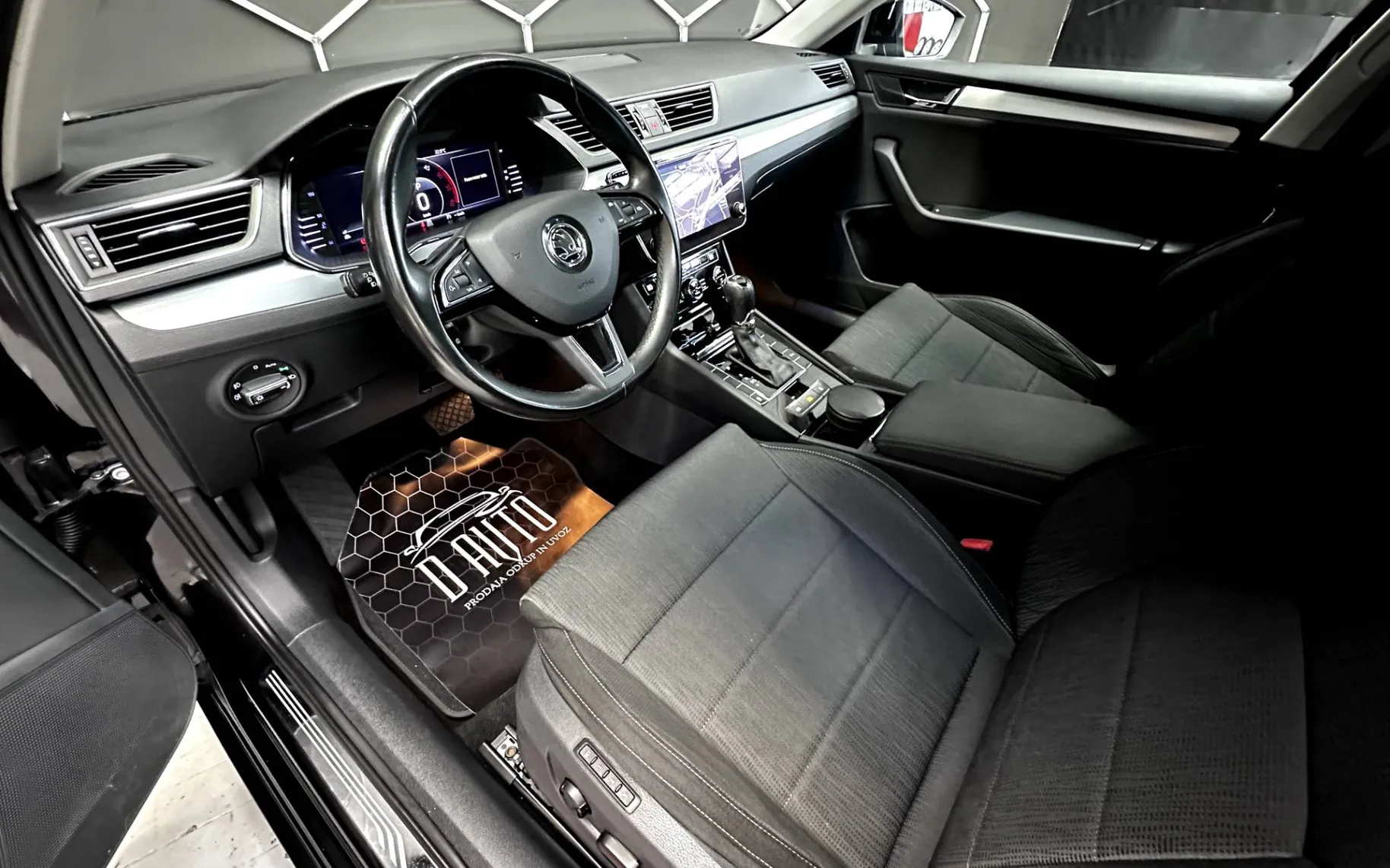 Notranja slika - Škoda Superb - 2.0 TDI 110 kW DSG-VIRTUAL-KLJUKA-MEMORY... - 10