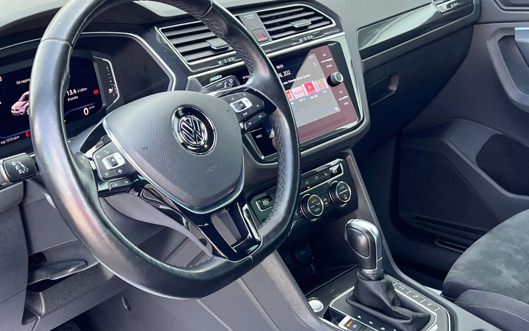 Notranja slika - Volkswagen Tiguan - 2.0 TDI R-Line+4MOTION+ACC+4MOTION+KLJUKA+KAMERA.. - 10