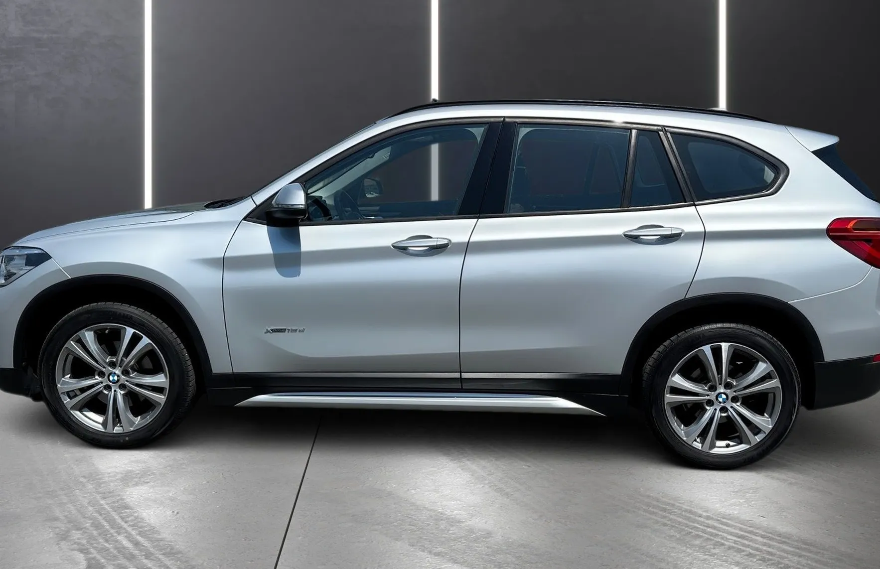 Zunanja slika - BMW X1 - serija : xDrive18d SPORT LINE FUL LED NAVI ACC HUD PDC PANO - 4