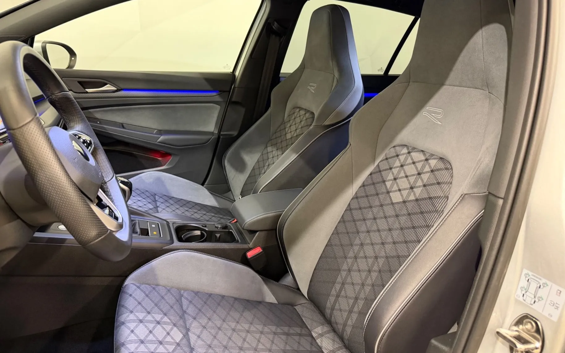 Notranja slika - Volkswagen Golf - 1.5 TSI-R-LINE-ACC-VIRTUAL-LED-KAMERA-NAVI-PDC - 10