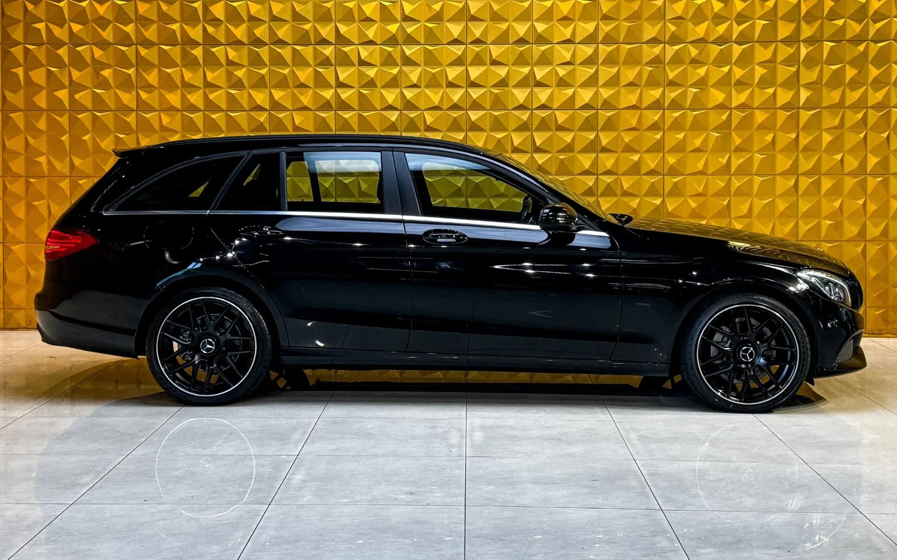 Notranja slika - Mercedes-Benz C-Razred - C200d AUT. GRETJE-BURMESTER-NAVI-F1-VLECNA KLJUKA. - 12