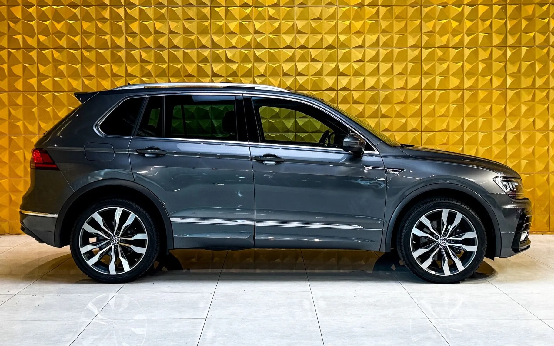 Notranja slika - Volkswagen Tiguan - 2.0 TDI 4MOTION AUT. R LINE-LED-GRETJE-NAVI - 12