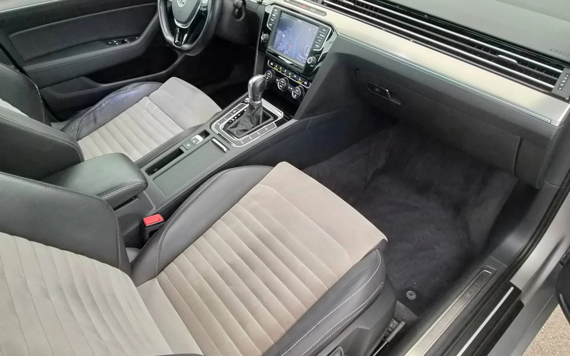 Notranja slika - Volkswagen Passat - 2.0TDI-DSG-VIRTUAL-HIGHLINE-KAMERA-ACC-17COL-2XLED - 9