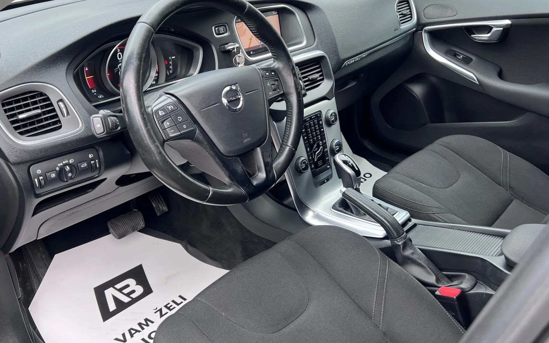 Notranja slika - Volvo V40 Cross Country - 2.0TD+NAV+VIRTUAL+PDC+ALU... - 10