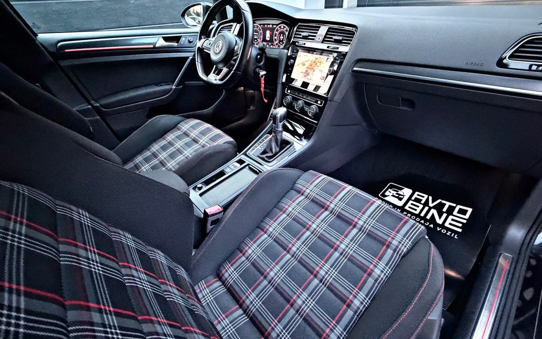 Notranja slika - Volkswagen Golf - 2.0 GTI PERFORMANCE DSG-VIRTUAL-LED-ALU 19COL-ACC. - 9