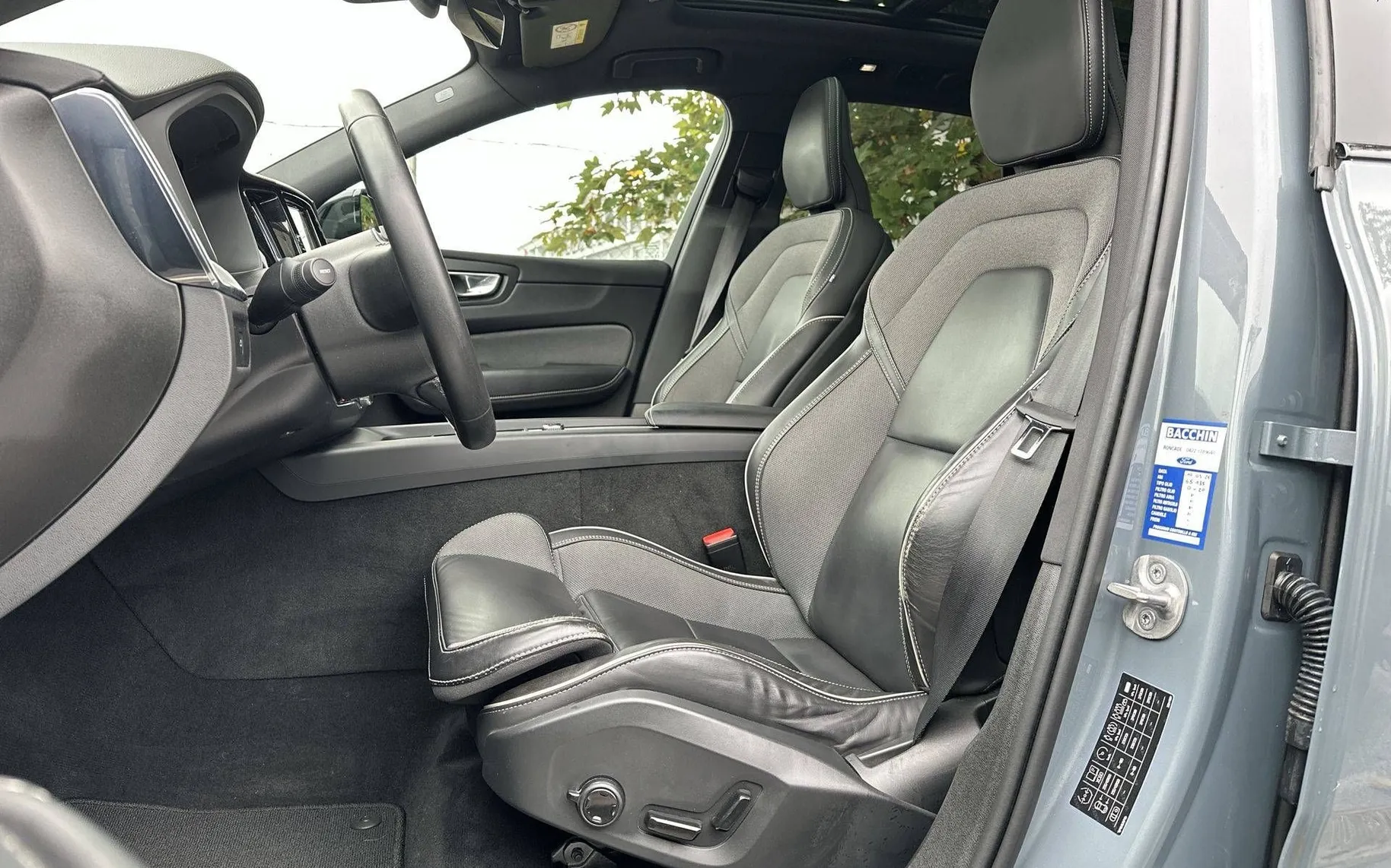 Notranja slika - Volvo XC60 - B4 D AWD Ultimate Dark Avt. - 10