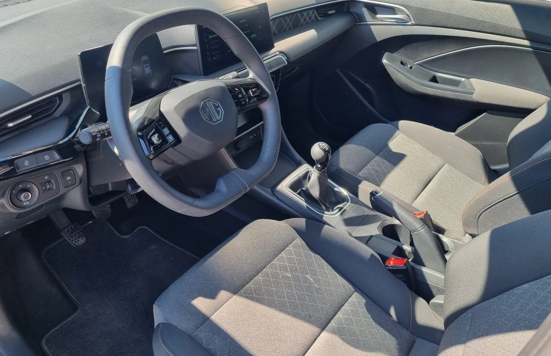 Zunanja slika - MG MG3 - 1.5 COMFORT - ODLIČNO OHRANJEN - TOP OPREMA - 9
