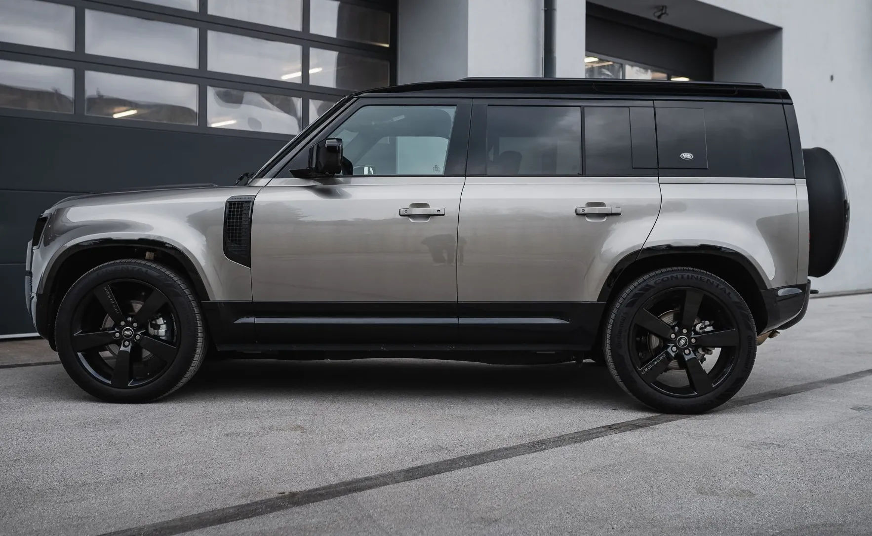 Zunanja slika - Land Rover Defender - 110 X-Dyn HSE 3.0d SILICON SILVER - 8