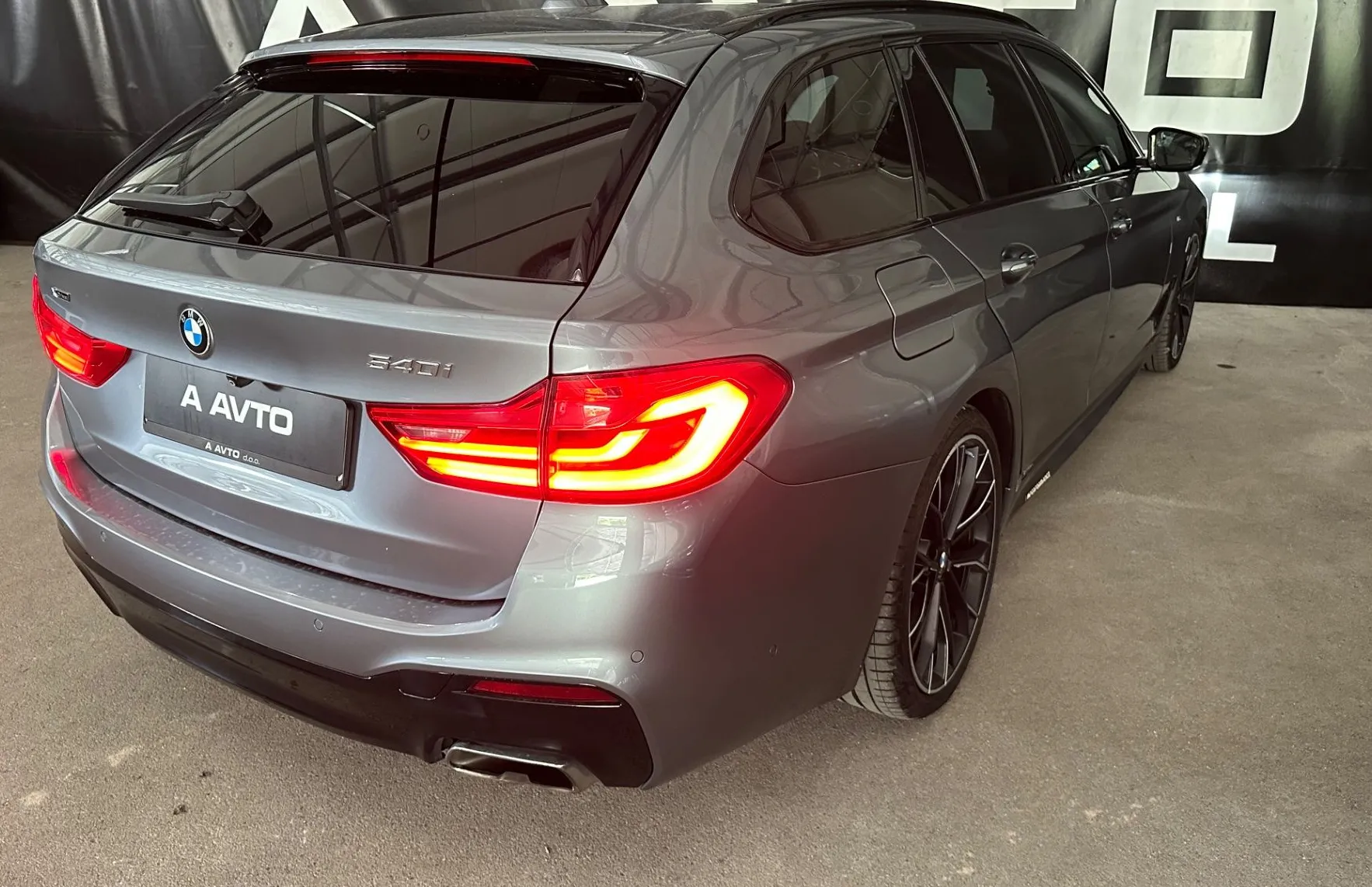 Zunanja slika - BMW Serija 5 - Touring: 540i xDrive MSPORT-PERFORMANCE-ADAPTIVE-PANO-VK - 6