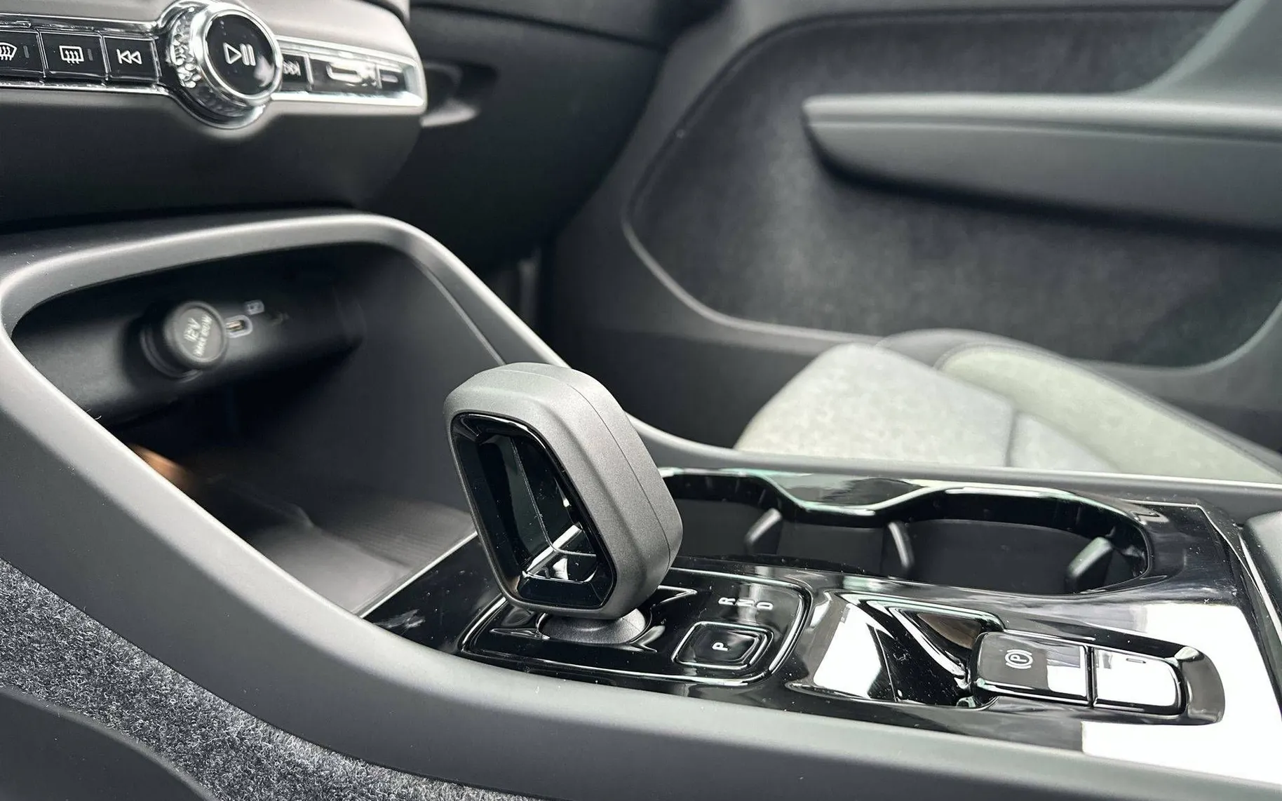 Notranja slika - Volvo XC40 - B3 P Plus Dark AT DCT ... - 31