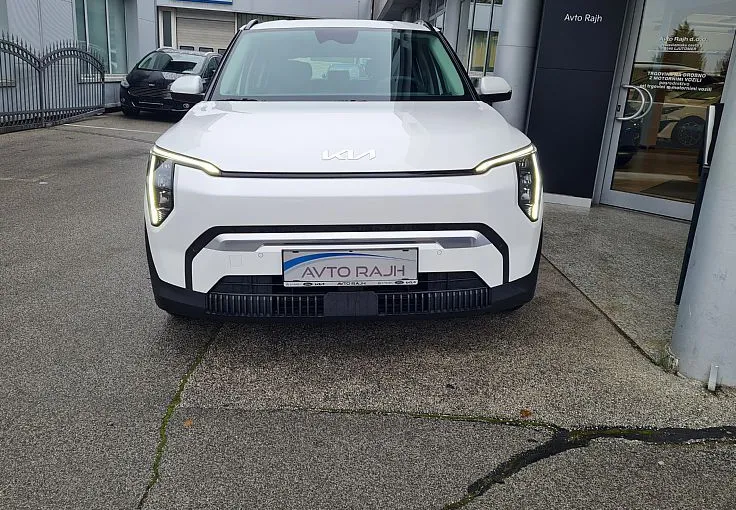 Zunanja slika - KIA EV3 - 58.3 kWh baterija. 150 kW Star - 3