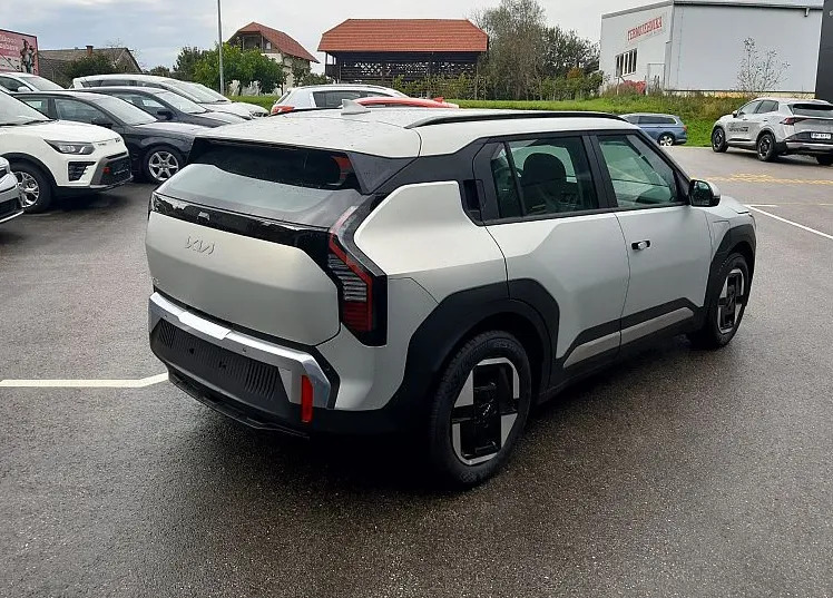 Zunanja slika - KIA EV3 - 58.3 kWh baterija. 150 kW  204 KM  Star - 3