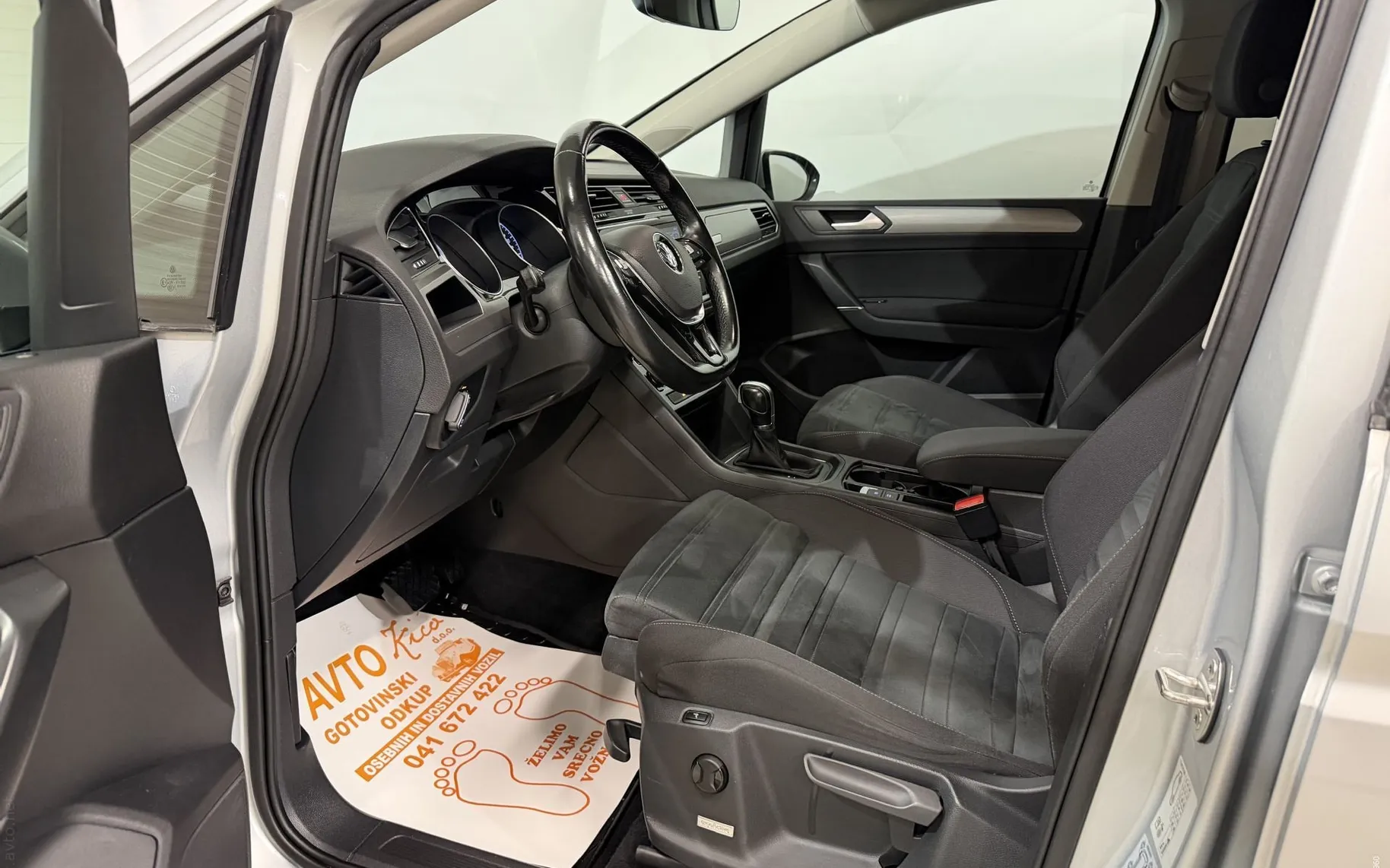 Notranja slika - VW Touran - 2.0 TDI-DSG-FULL LED-ACC-H-LINE-MASAŽA-NAVI-PDC... - 8