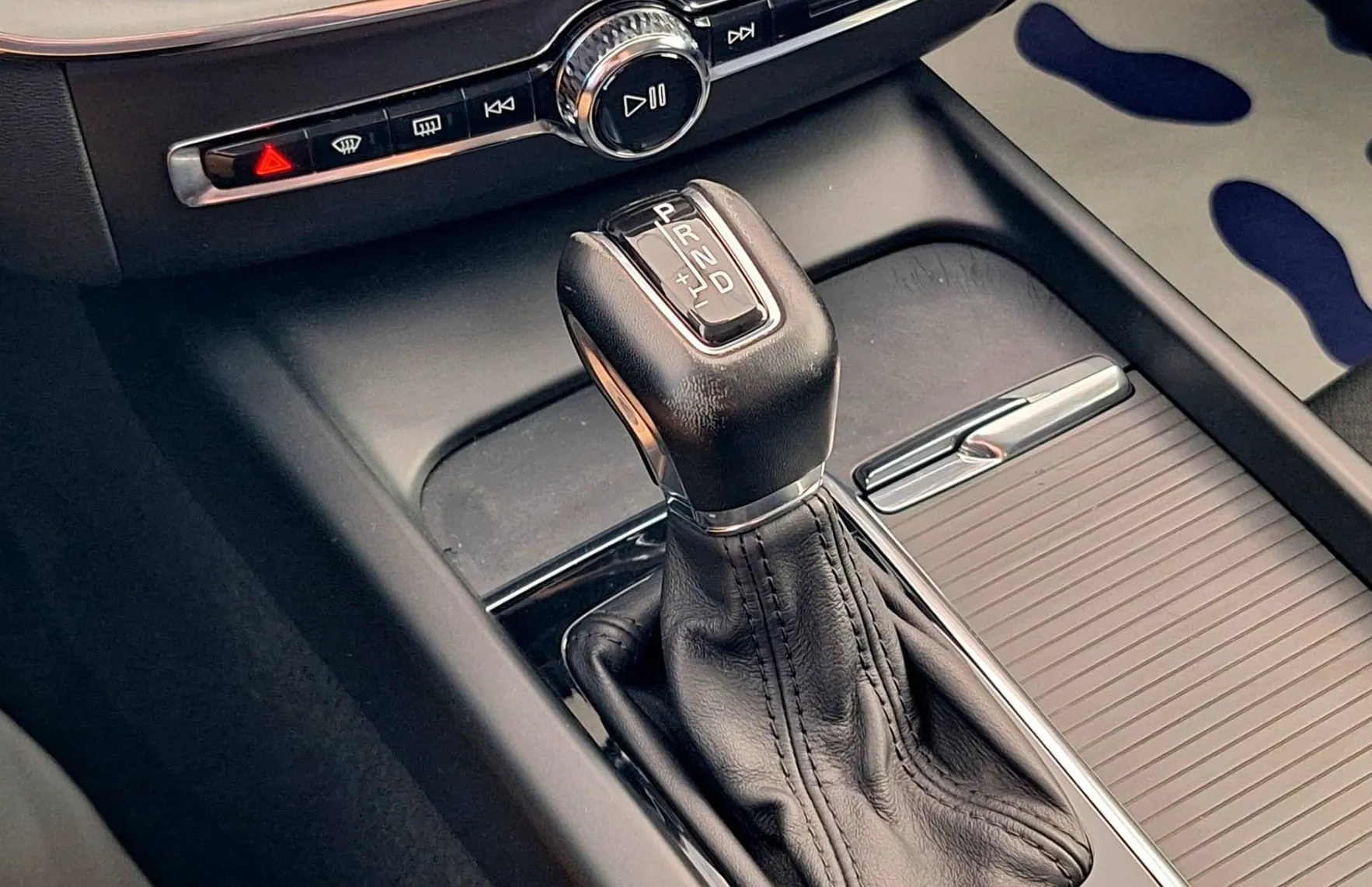 Zunanja slika - Volvo XC60 - D4 AWD Aut. Momentum•PDC•ALU19•VIRTUAL•... - 15