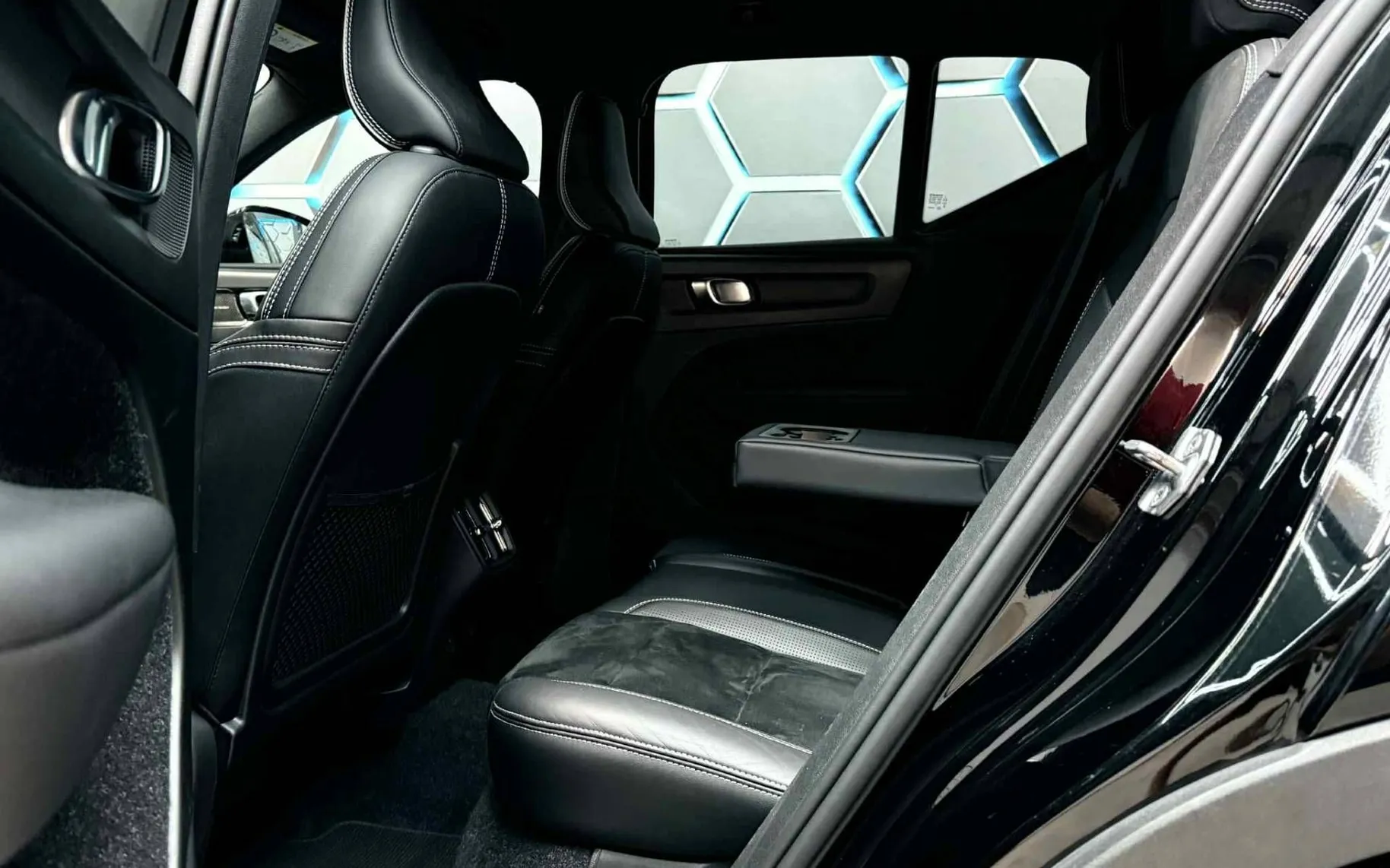 Notranja slika - Volvo XC40 - 2.0D•4X4•AUT•R DESIGN•LED•KAMERA•NAVI•ACC•HARMAN• - 10