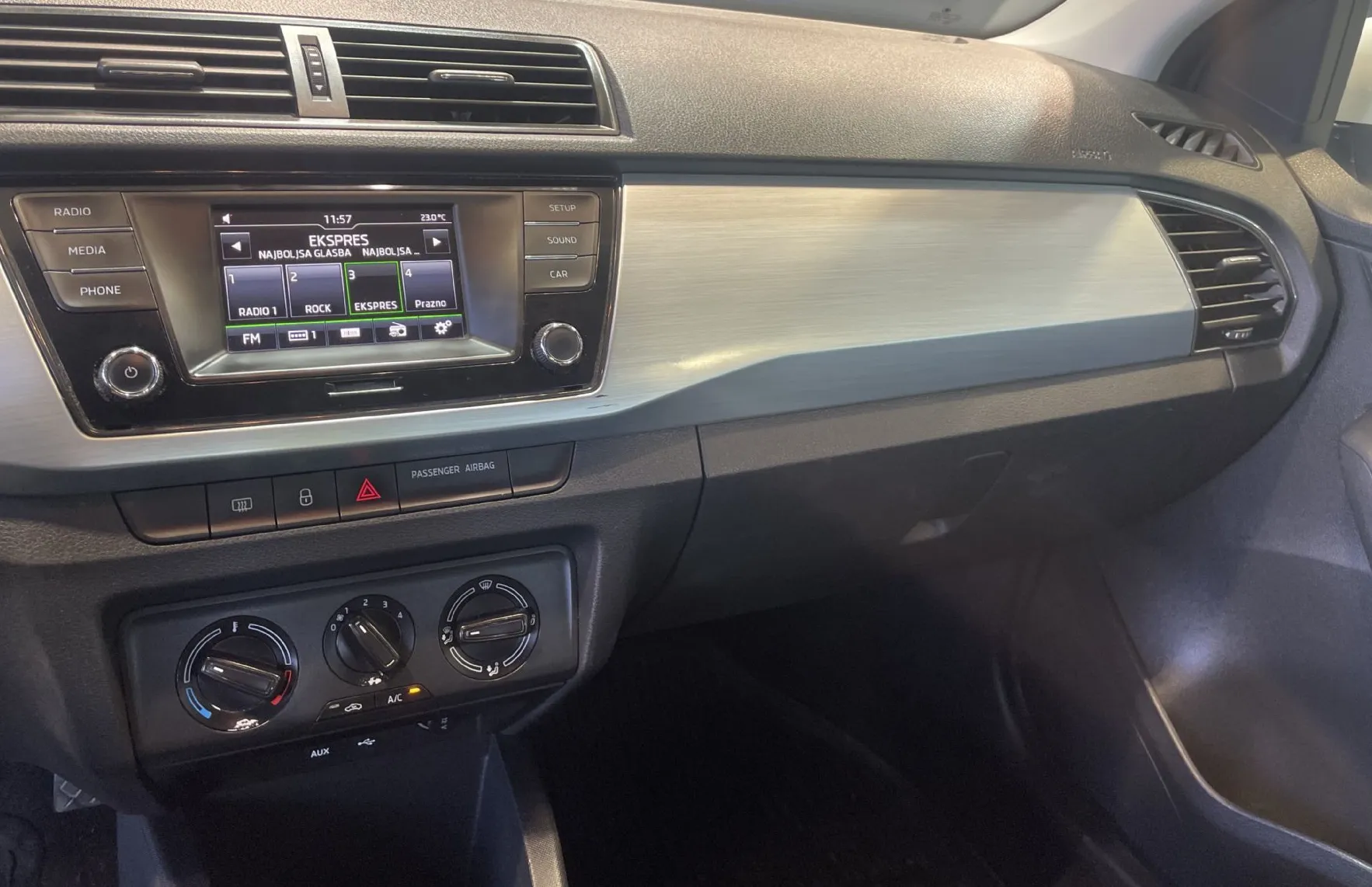 Zunanja slika - Škoda Fabia - 1.4TDI-KLIMA-TEMPOMAT-TOUCH SCREEN - 9