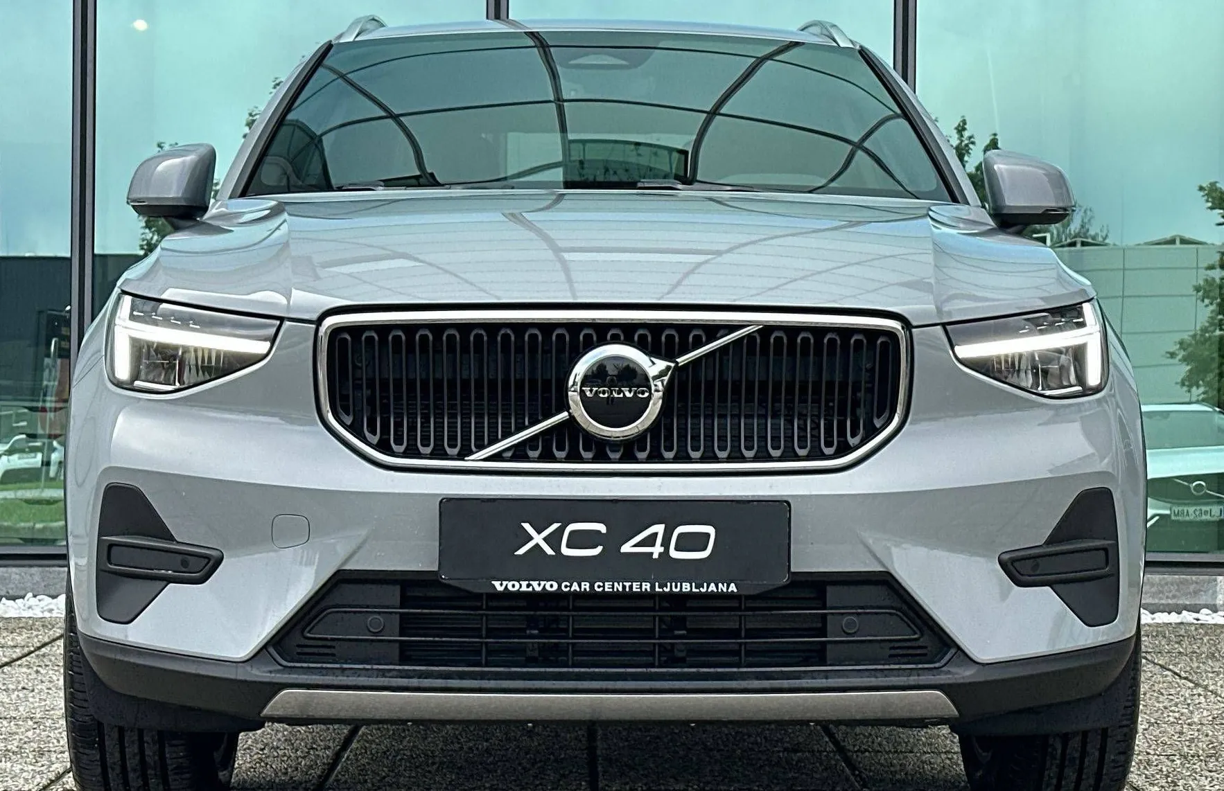 Zunanja slika - Volvo XC40 - B3 P Core AT DCT 3 leta garancije + 3 servisi - 2