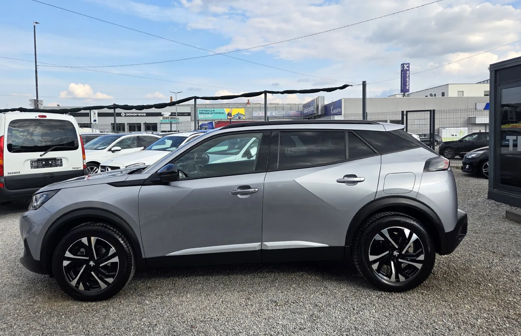 Zunanja slika - Peugeot 2008 - 1.2-SLO-1LASTNIK-SAMO36000KM-FULLED-KAMERA-NAVI.. - 4