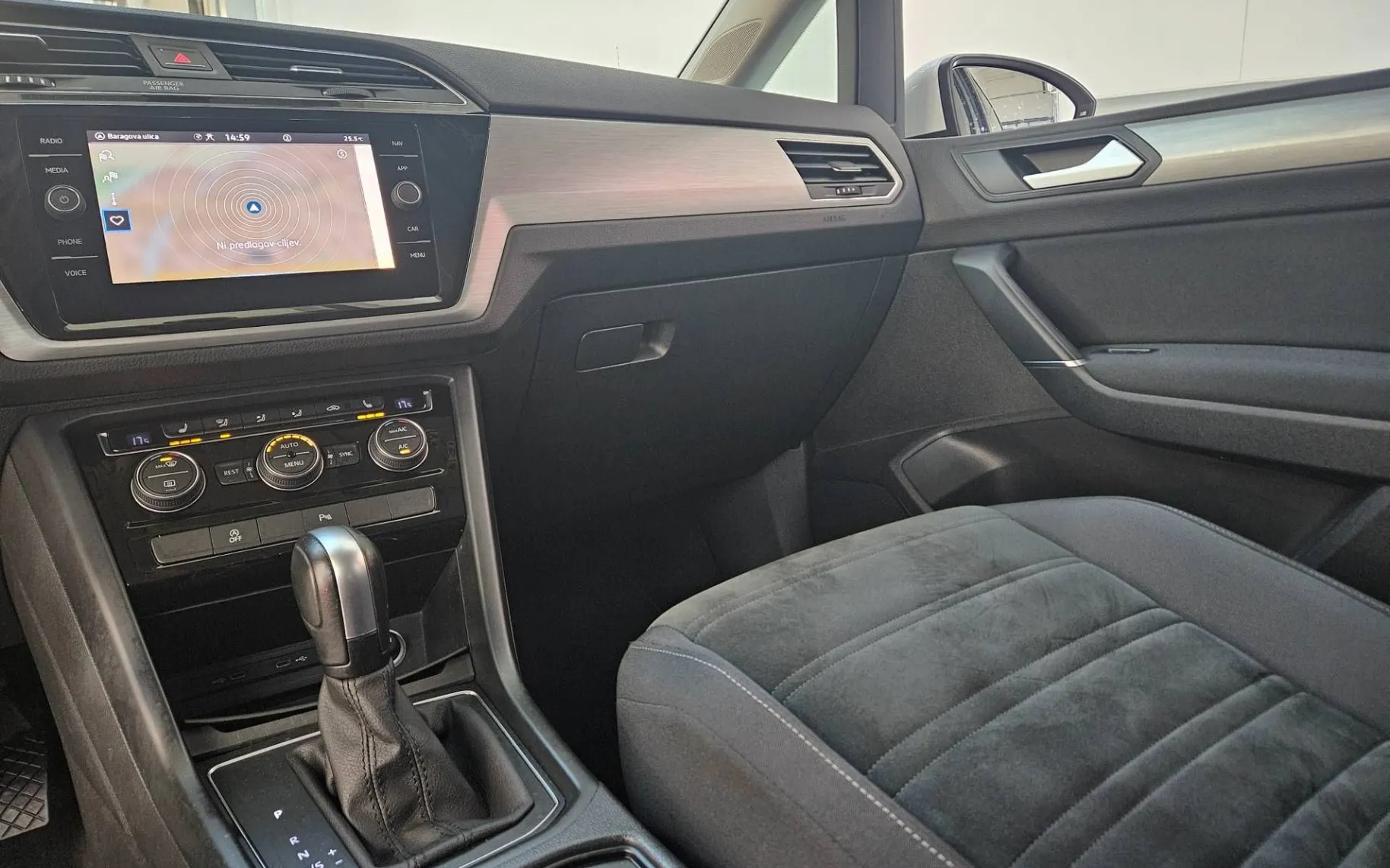 Notranja slika - Volkswagen Touran - 2.0 TDI BMT DSG - 7