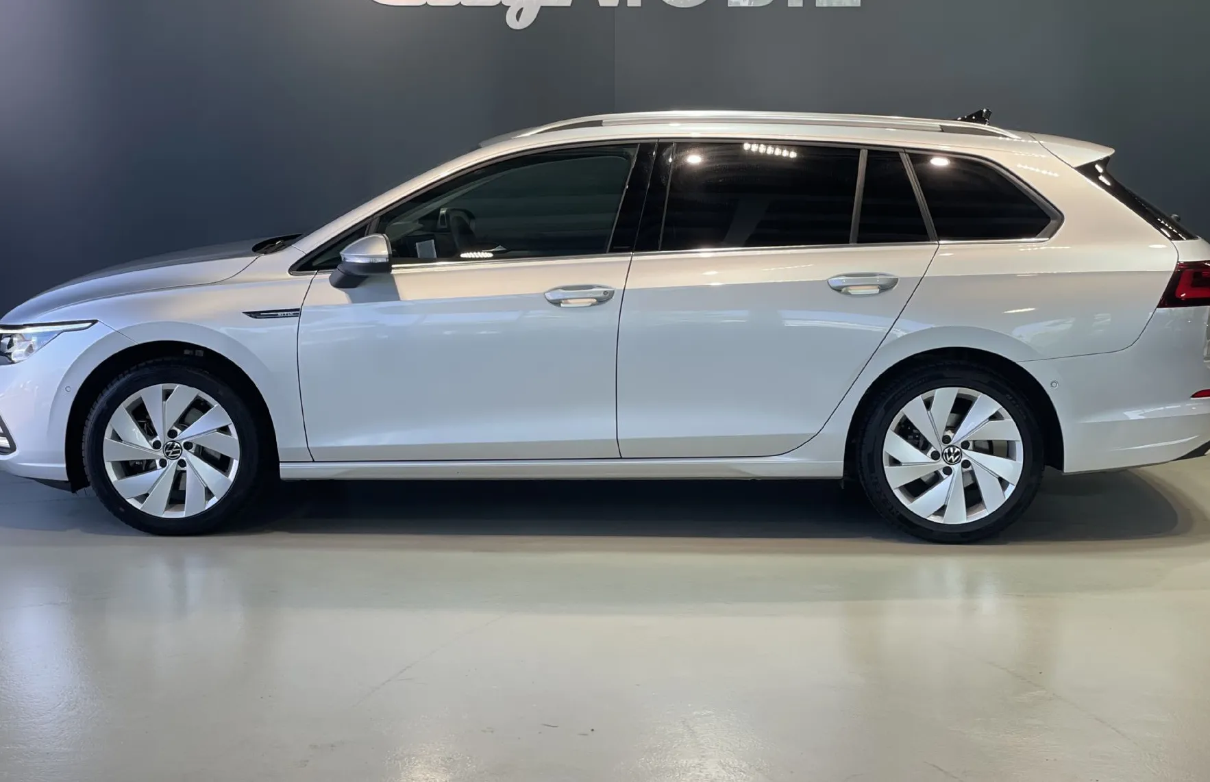 Zunanja slika - VW Golf - Variant VIRTUAL-KEYLESS-HEADUP-ALCANTARA-NAVI-MEMORY-DSG - 4