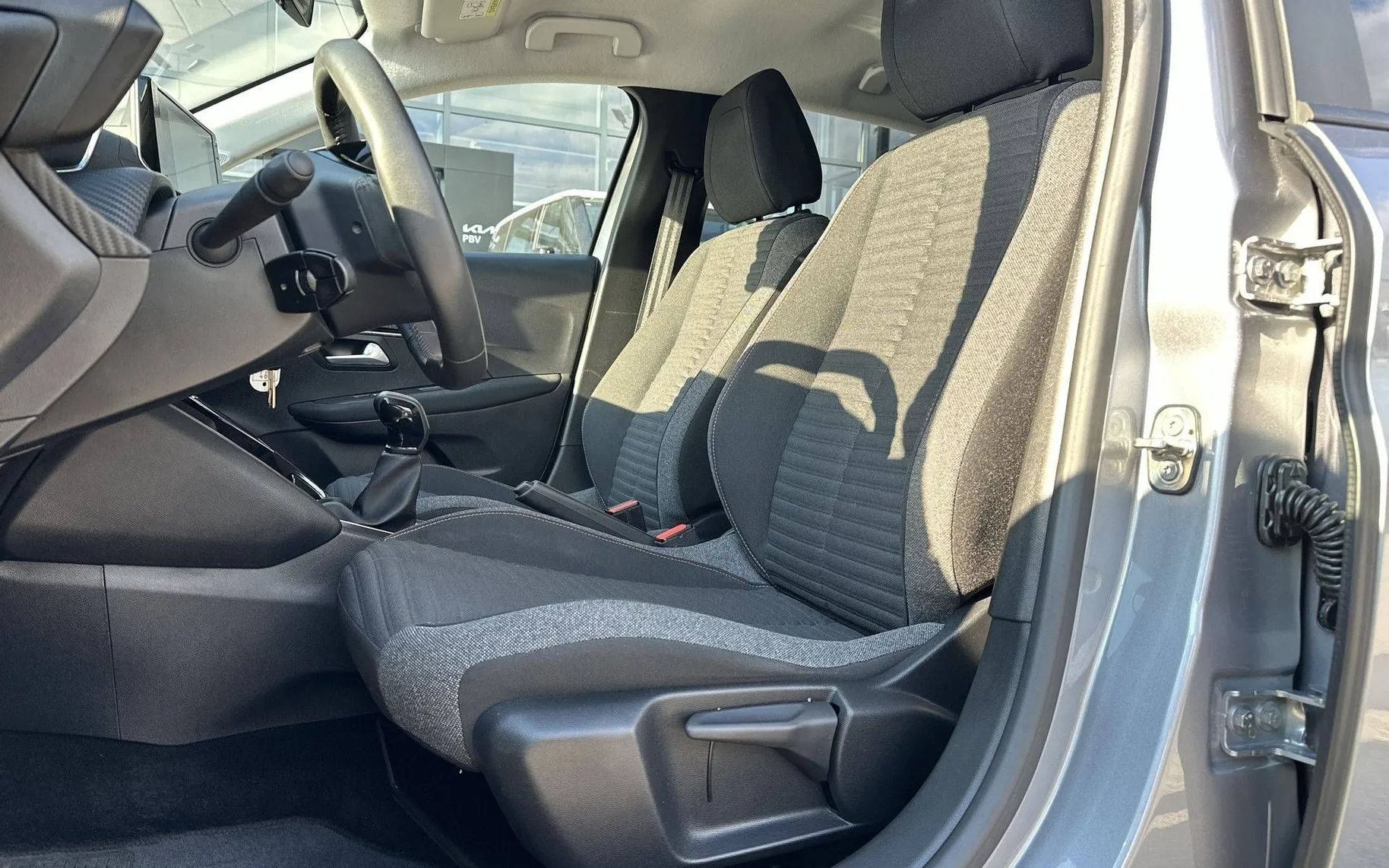 Notranja slika - Peugeot 208 - 1.2 PureTech 75 S S Active - 10