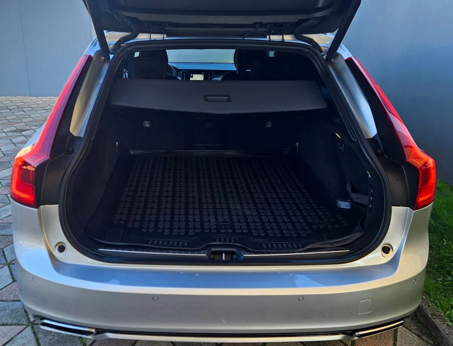 Zunanja slika - Volvo V90 - D4 AWD R-Design Avt.+18 Col +Kamera+Priklop - 17