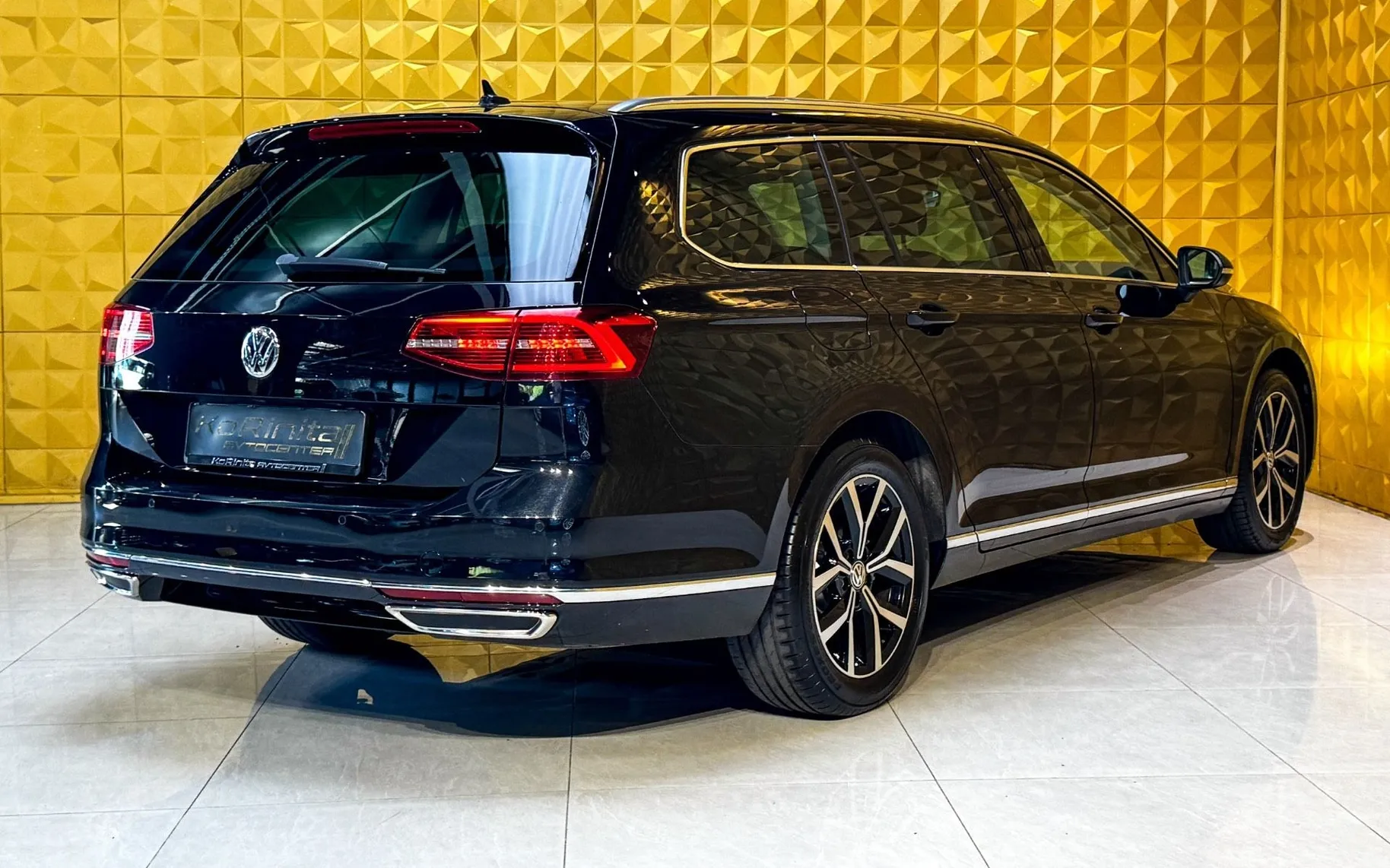 Notranja slika - Volkswagen Passat Variant - 2.0 TDI AUT. HIGHLINE-GRETJE-ALCANTARA-NAVI-TEMP - 11