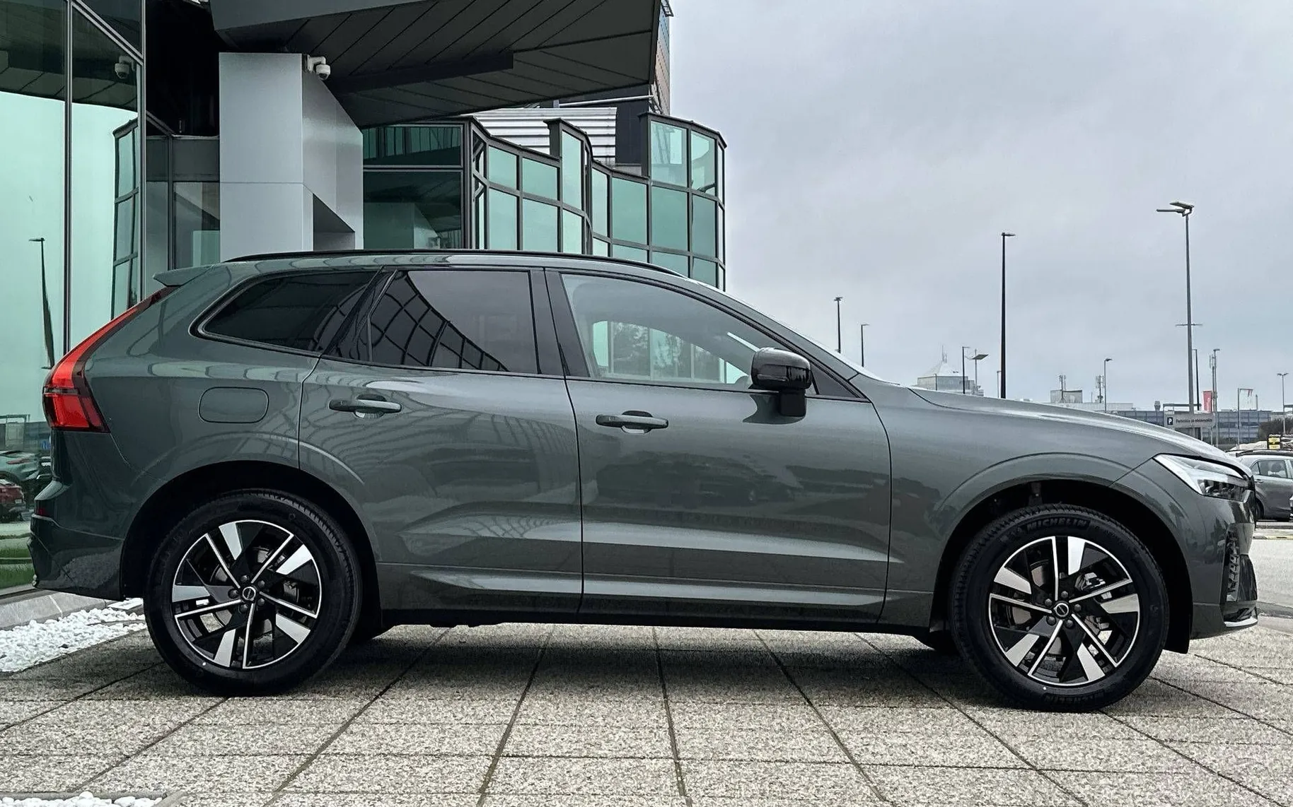 Zunanja slika - Volvo XC60 - B5  P  AWD Plus Dark 3 leta garancije + 3 servisi - 4
