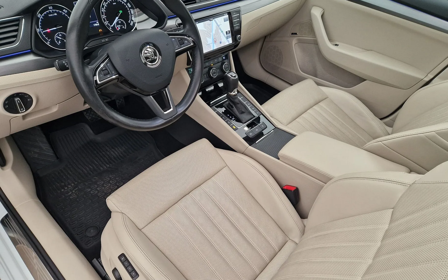 Zunanja slika - Škoda Superb - 4x4-2.0 TDI-DSG-PANORAMA-360KAM.-USNJE-ACC-F1-18.. - 5