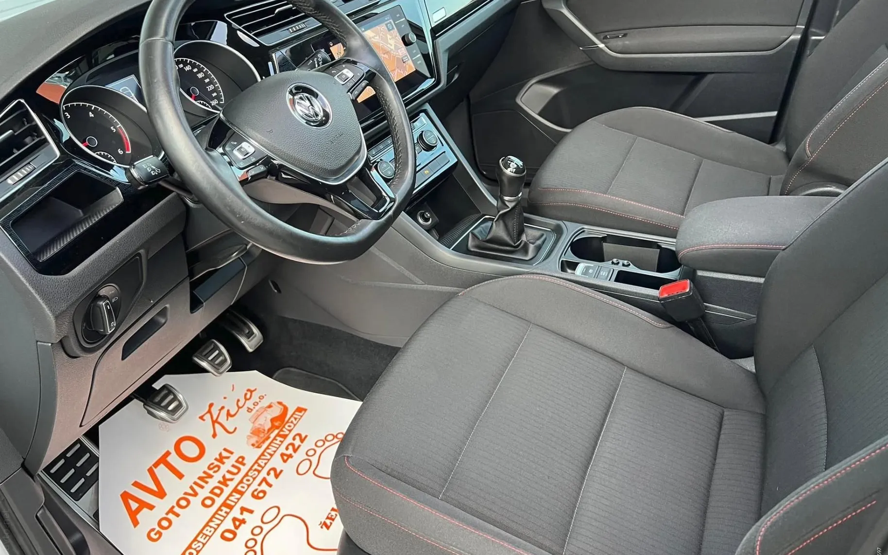 Notranja slika - VW Touran - 2.0 TDI-R-LINE-BI-XENON-LED-PANORAMA-NAVI-PDC-... - 9