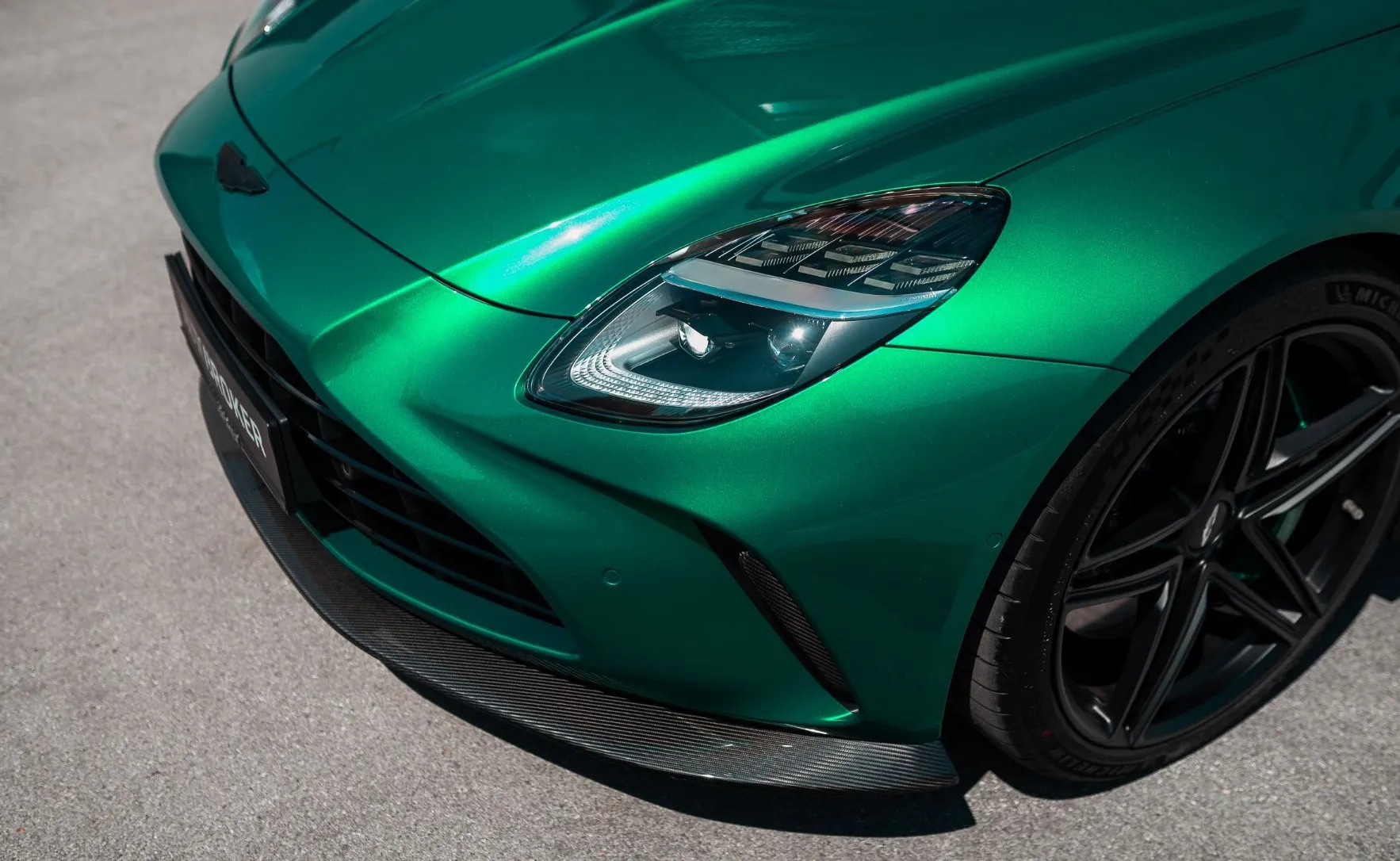 Zunanja slika - Aston Martin Vantage - PERFORMANCE PODIUM GREEN KARBON BOWERS WILKINS - 10
