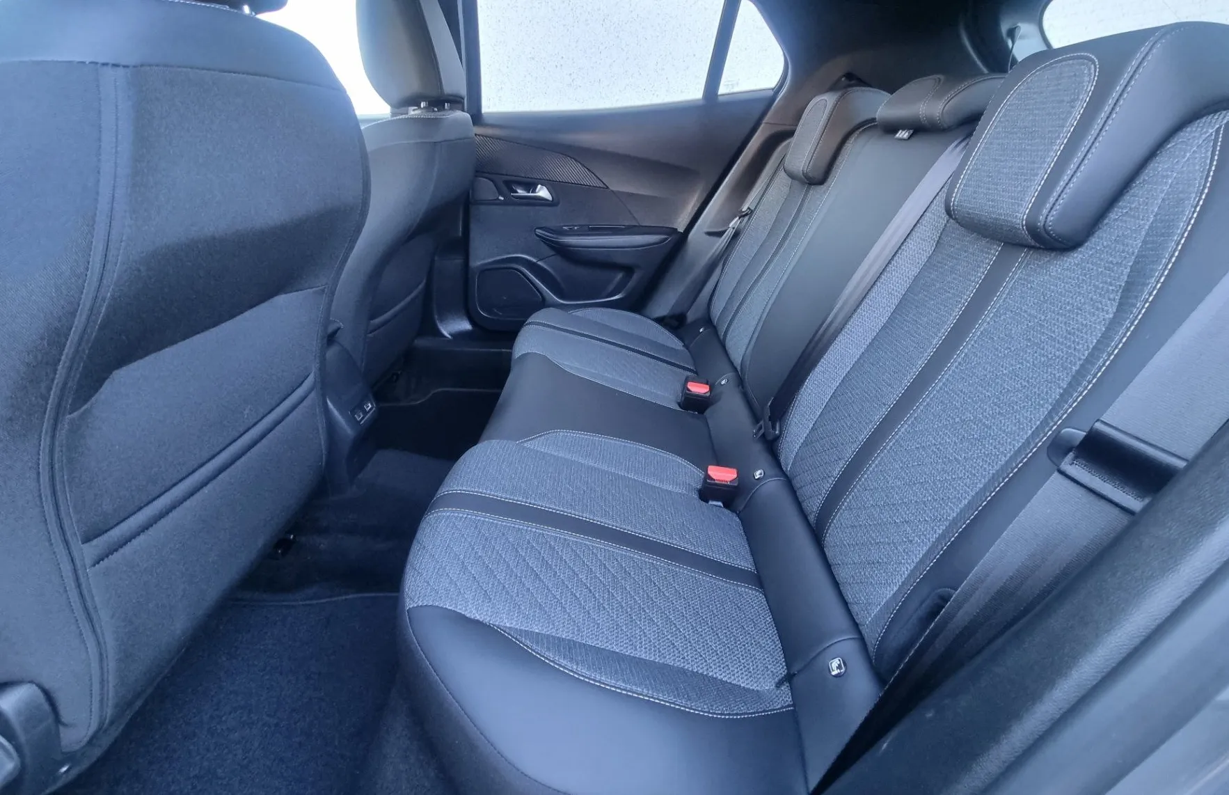 Zunanja slika - Peugeot 2008 - 1.2 PureTech 130 Allure Avtomatik - SAMO 15.632km - 10