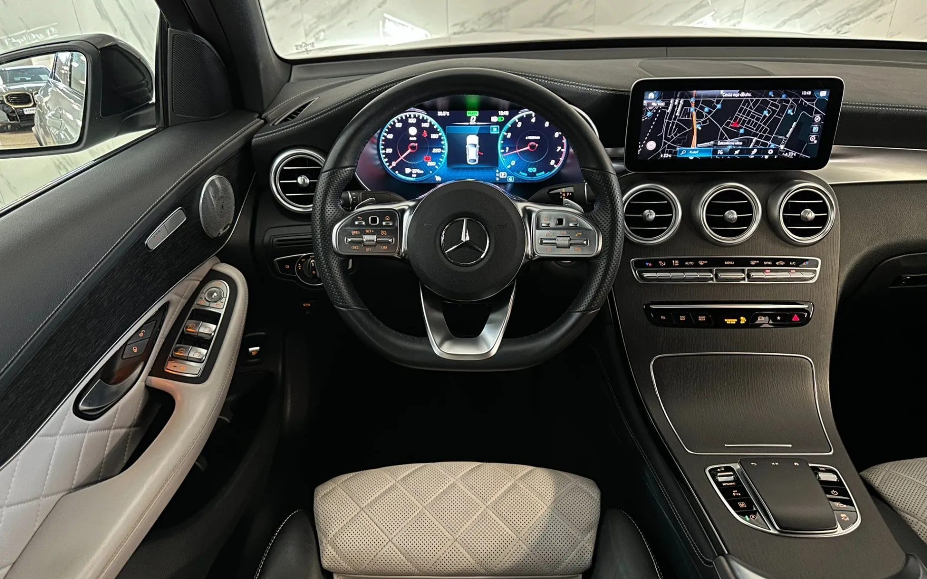 Notranja slika - Mercedes-Benz GLC coupe - 200 4MATIC|AMG|Virtual|Designo|Kamera|Burmester| - 9