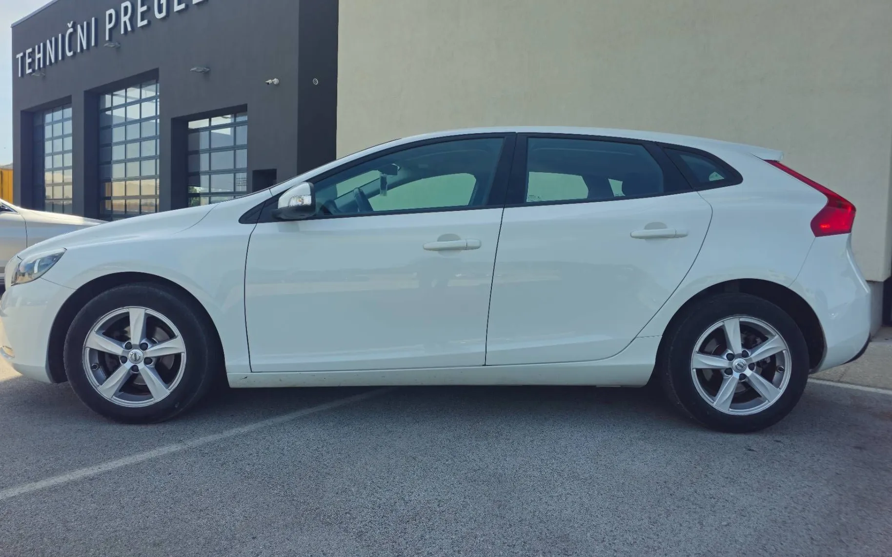 Zunanja slika - Volvo V40 - D2 Kinetic - 3